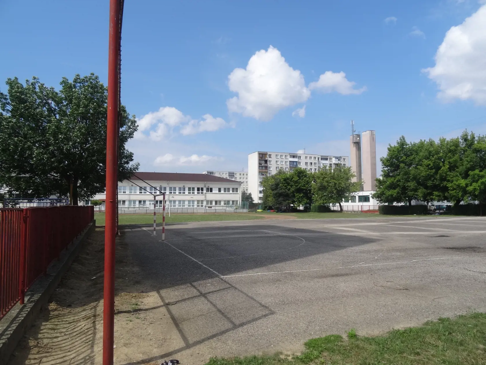 Incident sa stal na školskom ihrisku pri ZŠ Krymská v Michalovciach.