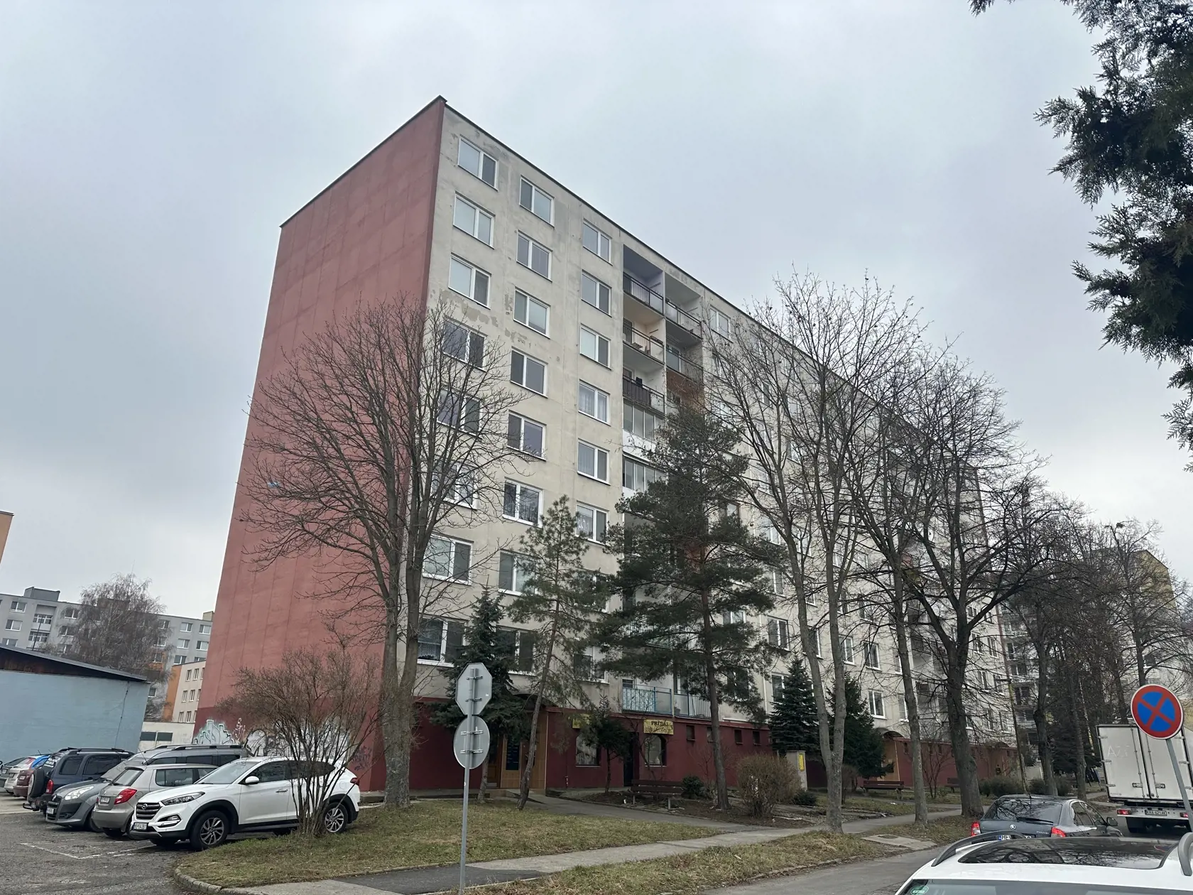 V tejto bytovke si na svoju ex počkal 41-ročný Miroslav.