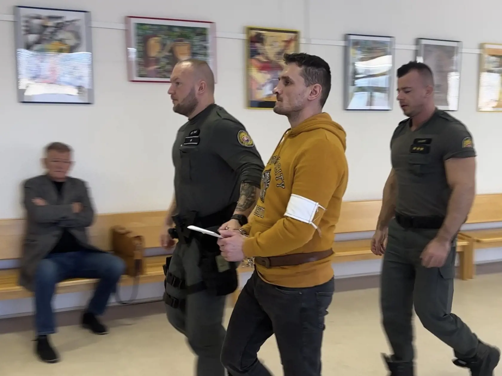 Následne žene zviazal nohy a ruky páskou, tou jej prelepil aj ústa. Po zviazaní ju násilím strčil do odkladacieho priestoru postele a nútil ju, aby tam zostala.