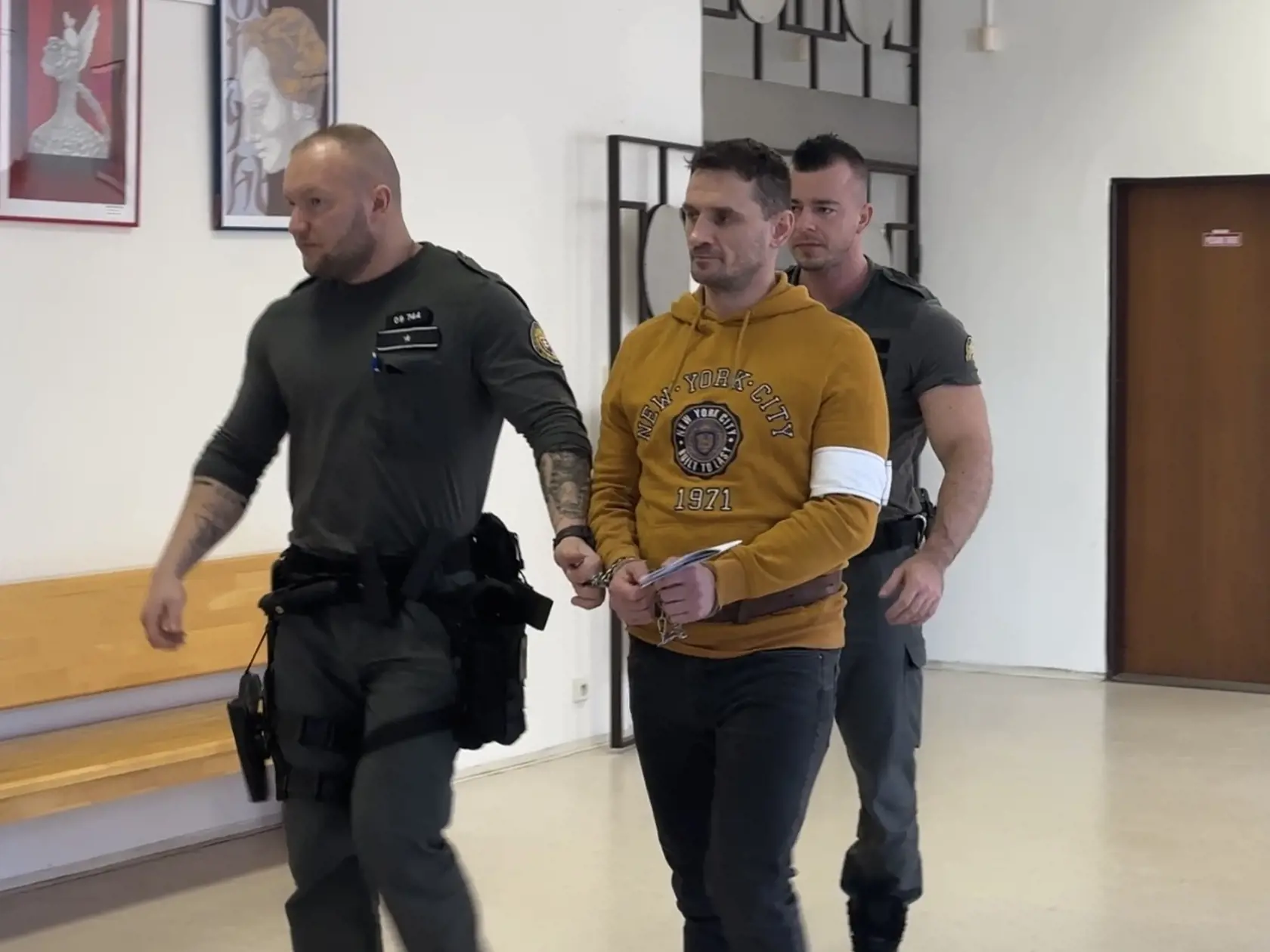 V byte ju začal biť do tváre i po celom tele. Násilím ženu vyzliekol. „Použitím násilia prekonal odpor poškodenej a proti jej vôli s ňou vykonal pohlavný styk, násilím ju prinútil, aby ho orálne uspokojovala, pričom po celý čas sa jej s nožnicami v ruke vyhrážal, že jej odstrihne klitoris, a že keď zavolá políciu, tak ju vyhodí z okna.“