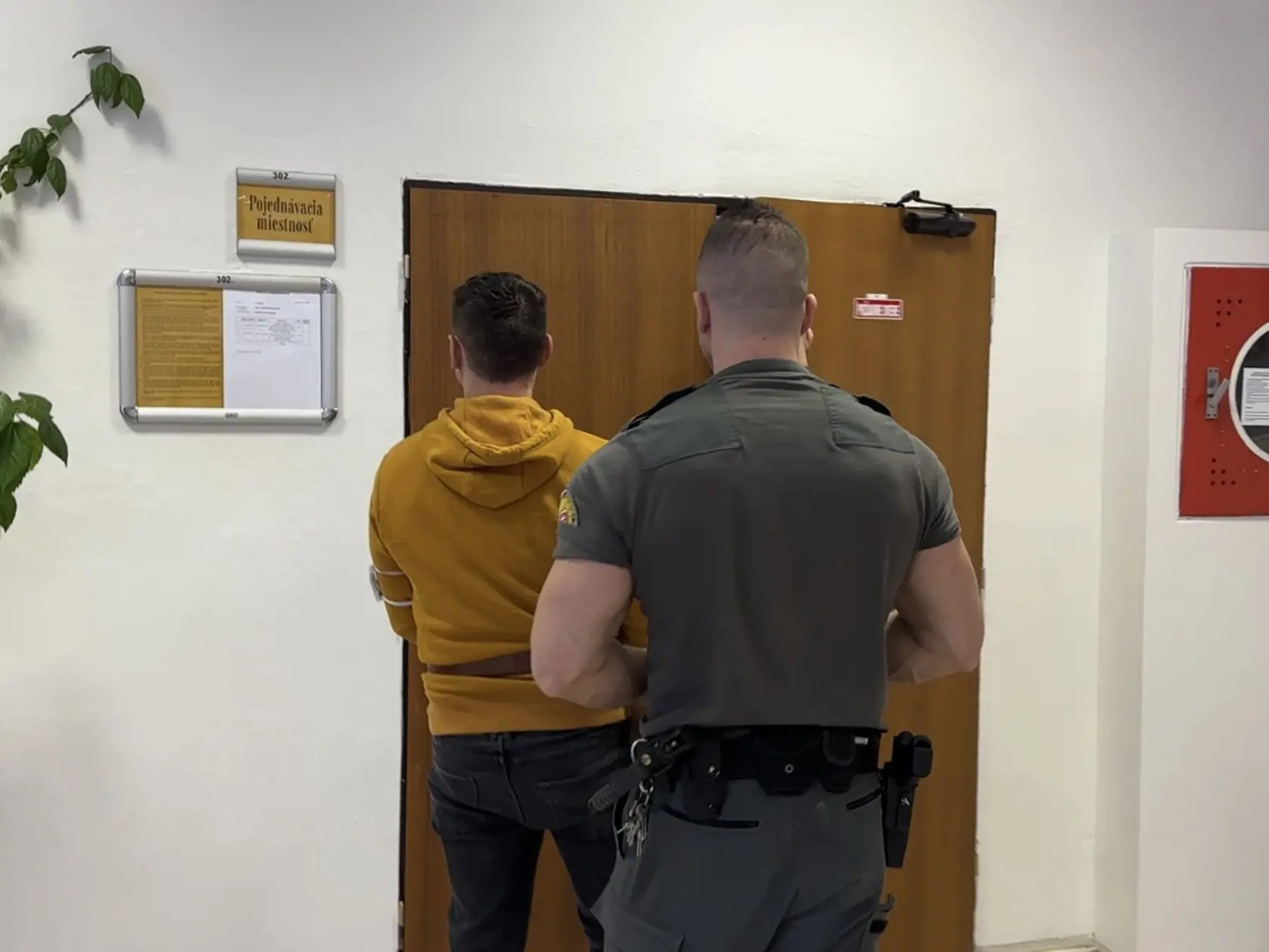 Trest si tak odpyká v ústave s minimálnym stupňom stráženia, pričom mu zhabali aj skladací nožík.