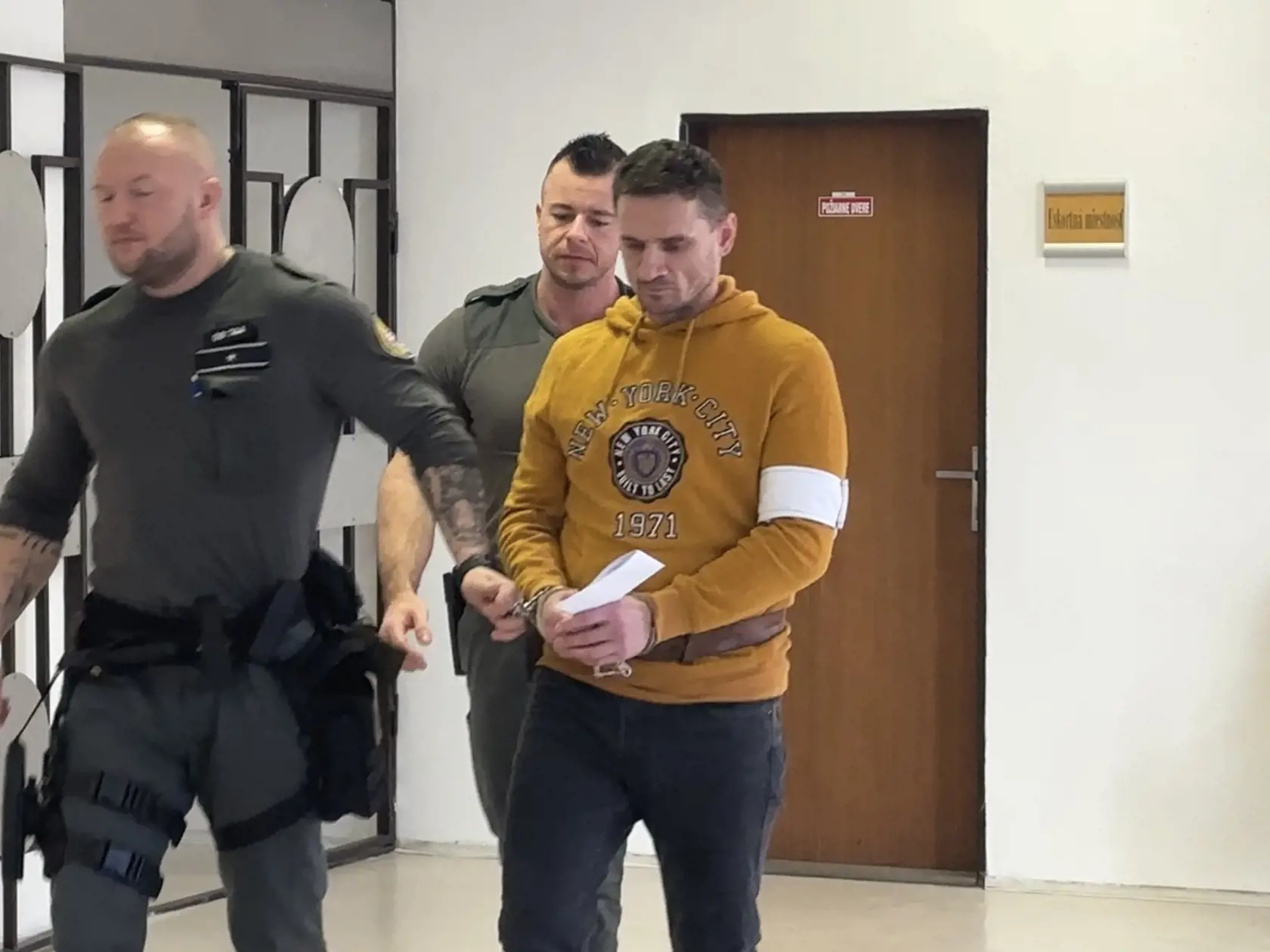 Opakovane sa jej podľa prokuratúry vyhrážal s nožom alebo nožnicami v ruke. Z obývačky jej tiež ukradol 2-tisíc eur a so slovami, že sa o hodinu vráti a zabije ju, z bytu odišiel.