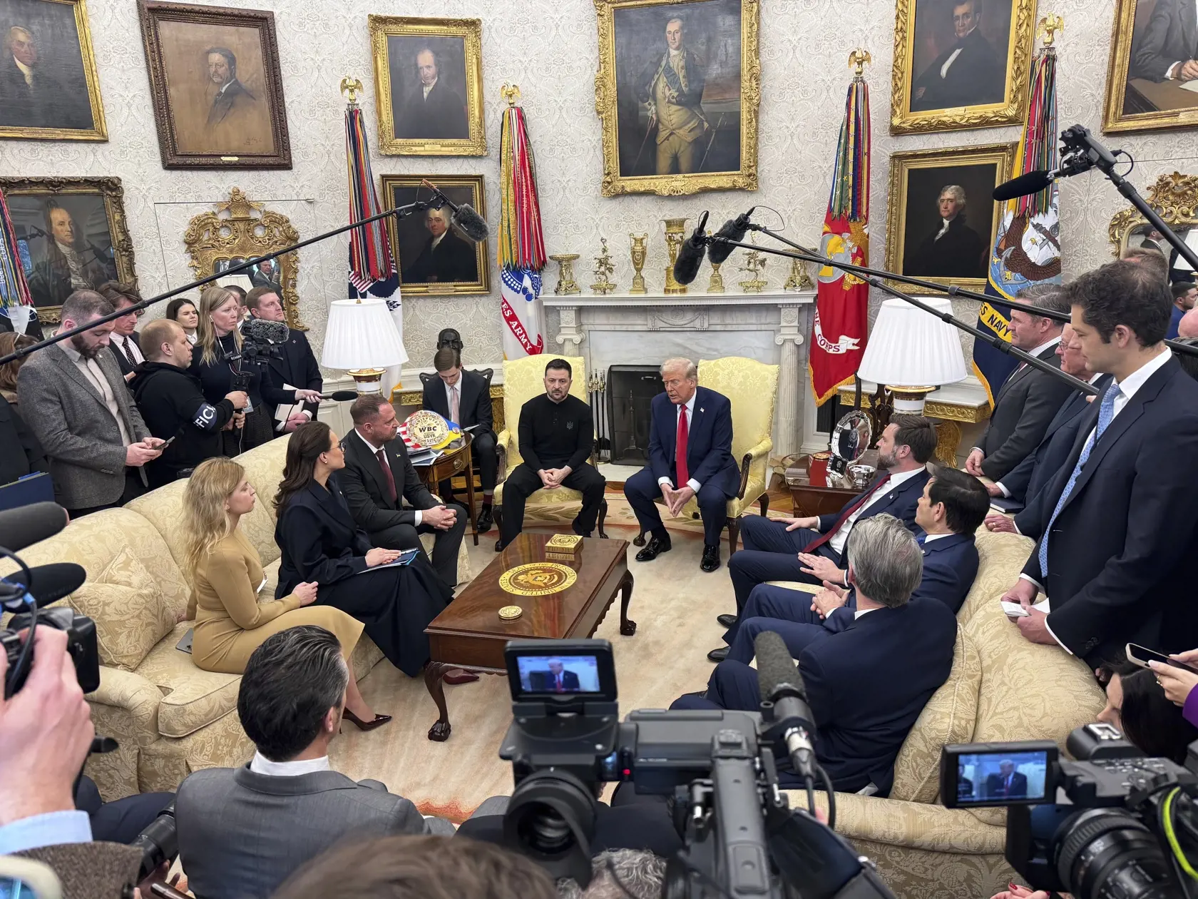 Donald Trump a Volodymyr Zelenskyj počas stretnutia v Oválnej pracovni Bieleho domu vo Washingtone v piatok 28. februára 2025.