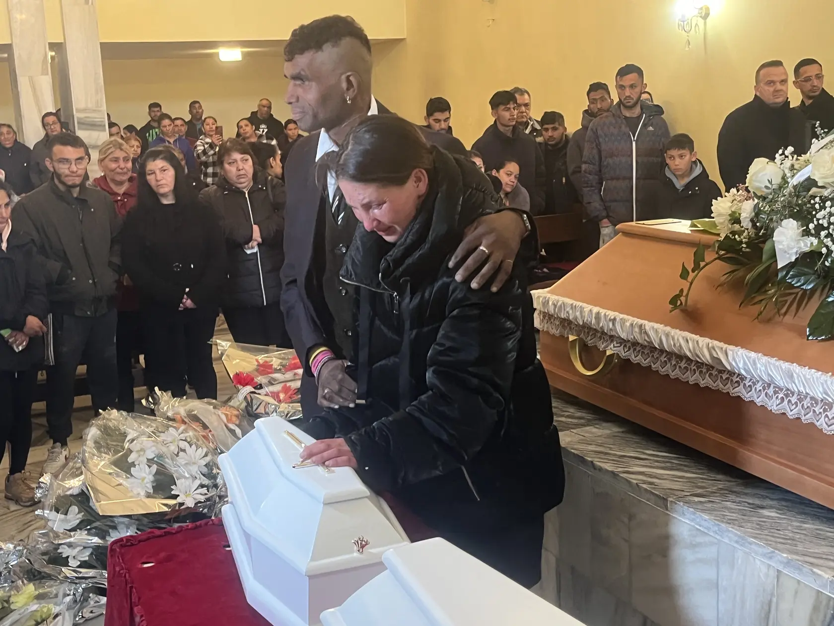 Pohreb obetí požiaru vo Veľkom Šariši, pri ktorom uhoreli štyri malé deti a ich prababička. 