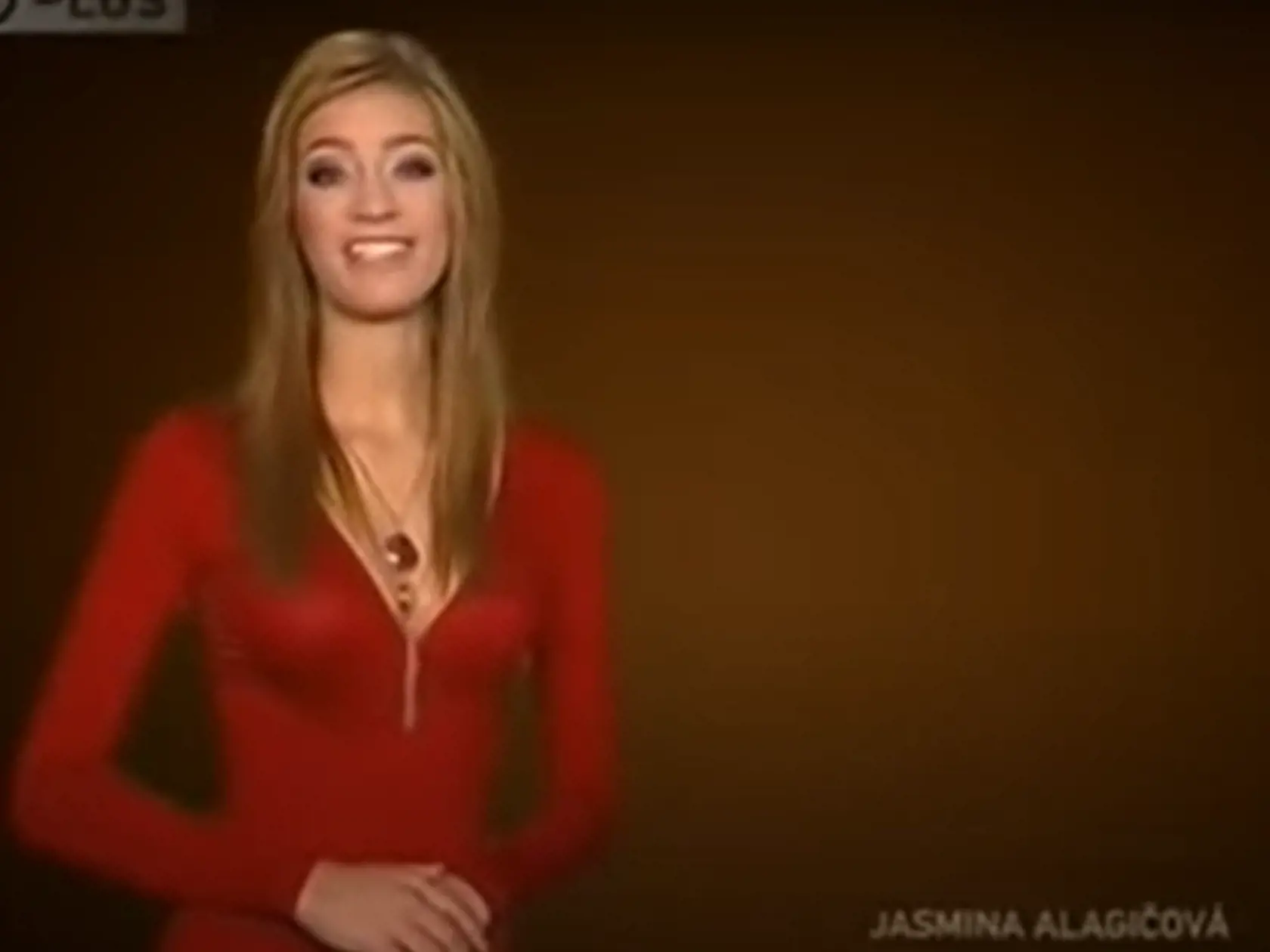 Jasmina ako hlásateľka na JOJ PLUS. Na týchto záberoch vidno, že okrem pier prešlo plastikou viac oblastí v Jasmininej tvári.
