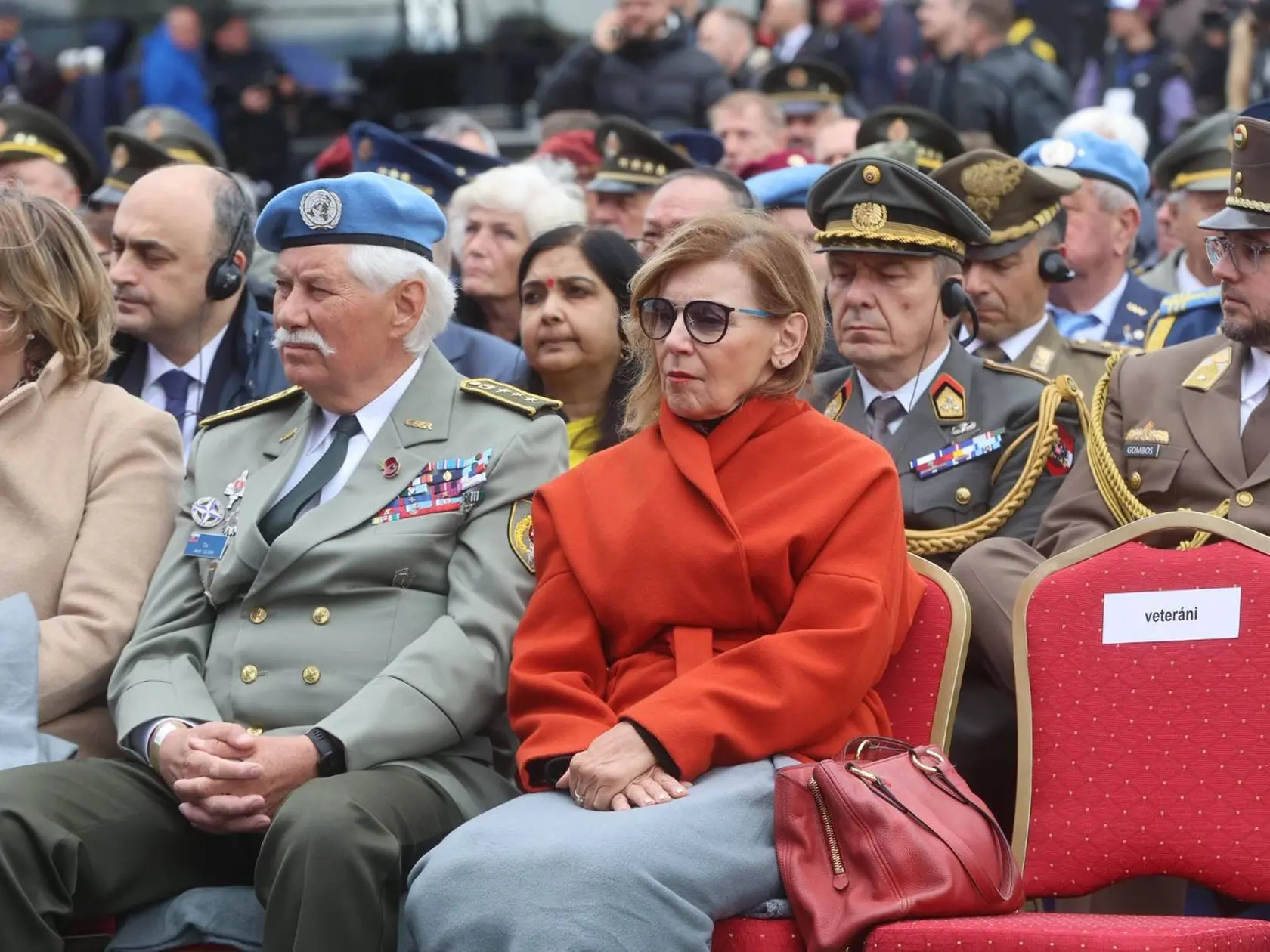 V Piešťanoch je dnes chladno, viacerí ľudia sa prikrývajú dekou. Výnimkou nie je ani premiér Robert Fico.