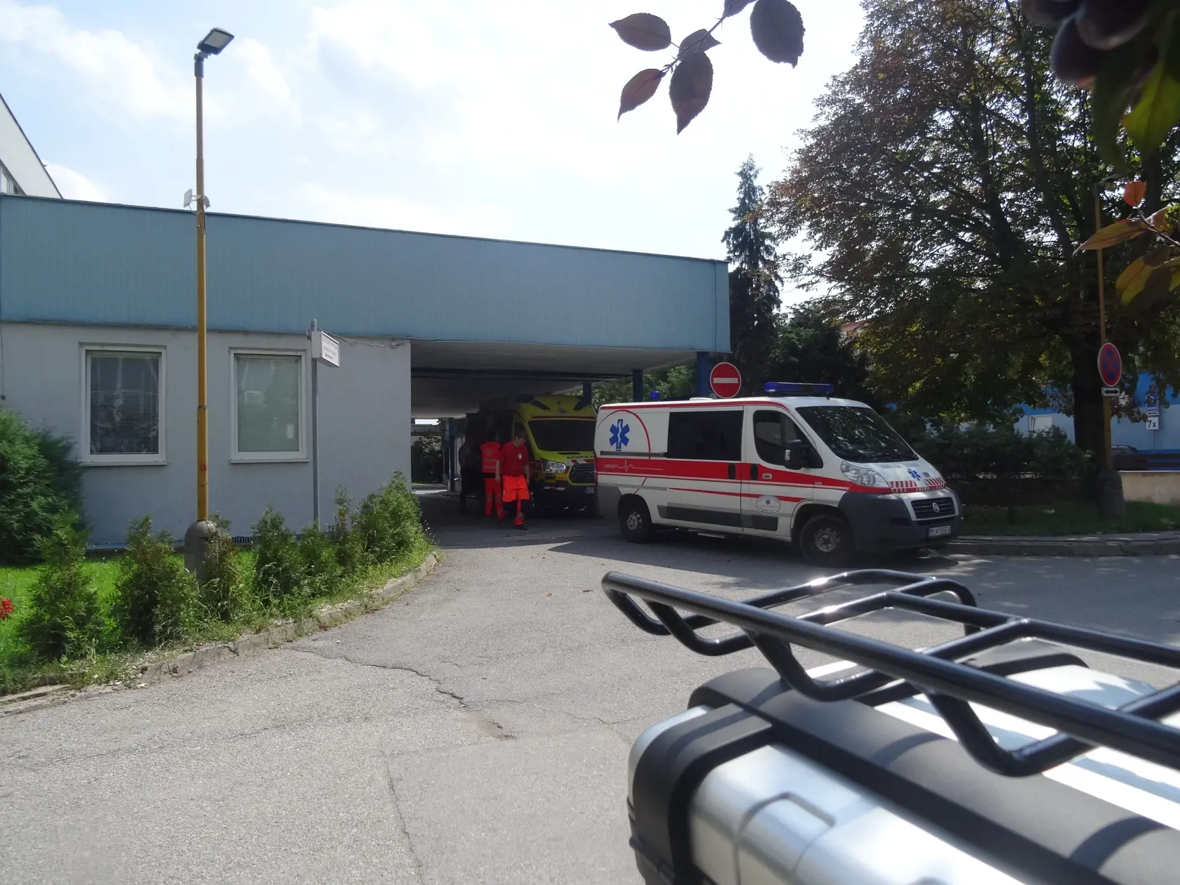 Je predpoklad, že pacient skončil v miestach, kde je odstavená sanitka.