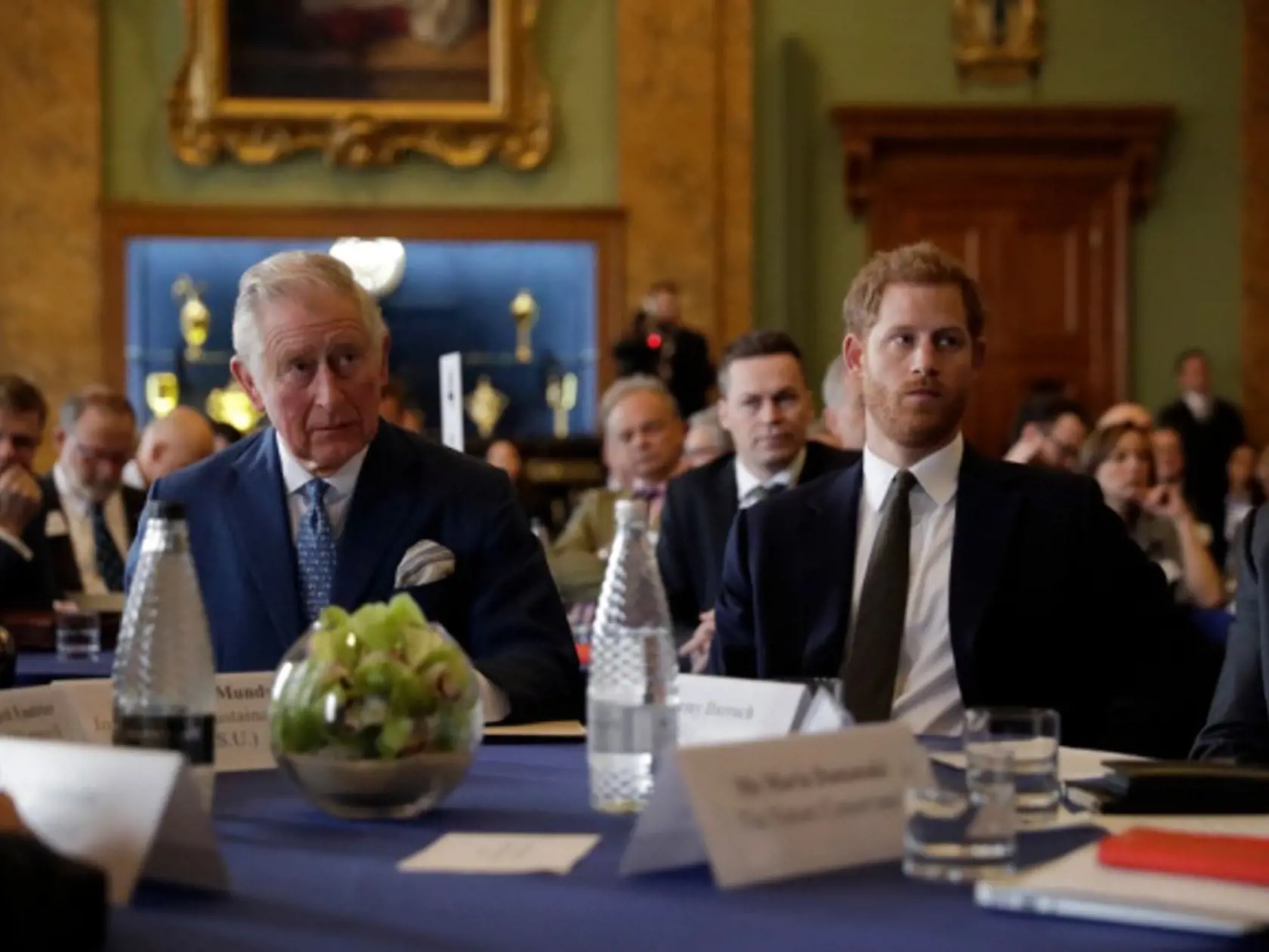 Z paláca prišla ŠOKUJÚCA novinka! Princ Charles vraj nie je Harryho skutočný otec? Harry je z toho...
