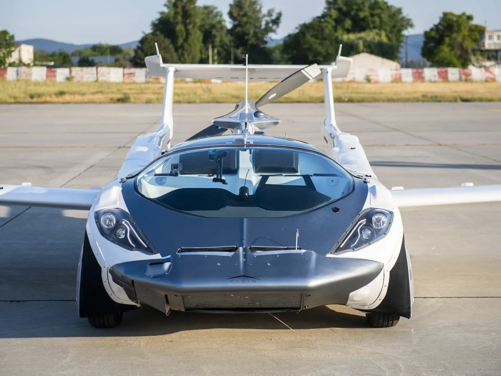 Svetová premiéra príletu lietajúceho auta Aircar - prvýkrát na svete absolvuje lietajúce auto let medzi dvoma medzinárodnými letiskami - z Nitry do Bratislavy. Na snímke lietajúce auto Aircar po prílete z Nitry na Letisko Milana Rastislava Štefánika v Bratislave 28. júna 2021. FOTO TASR - Jaroslav Novák