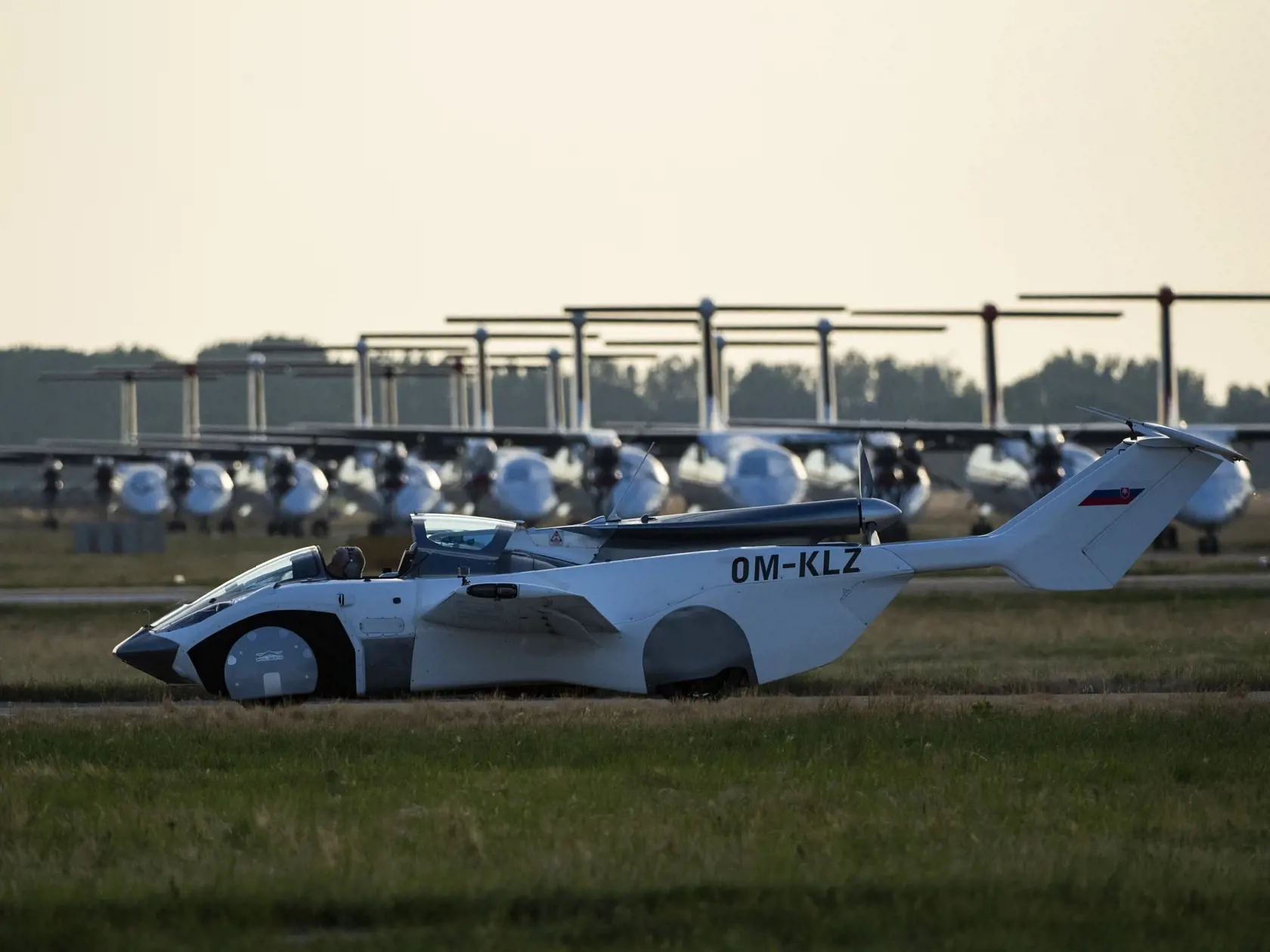 Svetová premiéra príletu lietajúceho auta Aircar - prvýkrát na svete absolvuje lietajúce auto let medzi dvoma medzinárodnými letiskami - z Nitry do Bratislavy. Na snímke prílet lietajúceho auta Aircar pilotovaného jeho tvorcom Štefanom Kleinom z Nitry na Letisko Milana Rastislava Štefánika v Bratislave 28. júna 2021. FOTO TASR - Jaroslav Novák