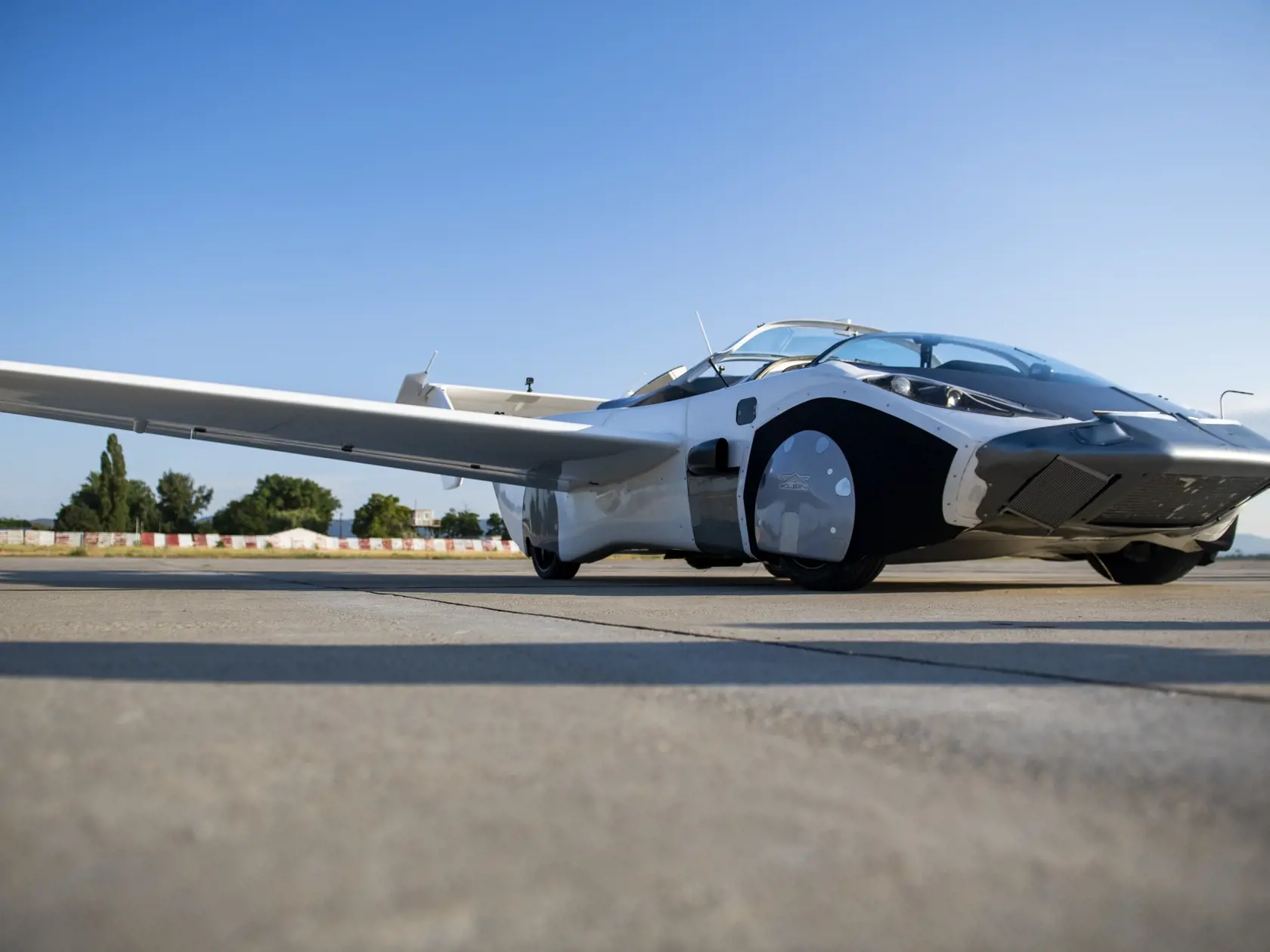 Svetová premiéra príletu lietajúceho auta Aircar - prvýkrát na svete absolvuje lietajúce auto let medzi dvoma medzinárodnými letiskami - z Nitry do Bratislavy. Na snímke lietajúce auto Aircar po prílete z Nitry na Letisko Milana Rastislava Štefánika v Bratislave 28. júna 2021. FOTO TASR - Jaroslav Novák