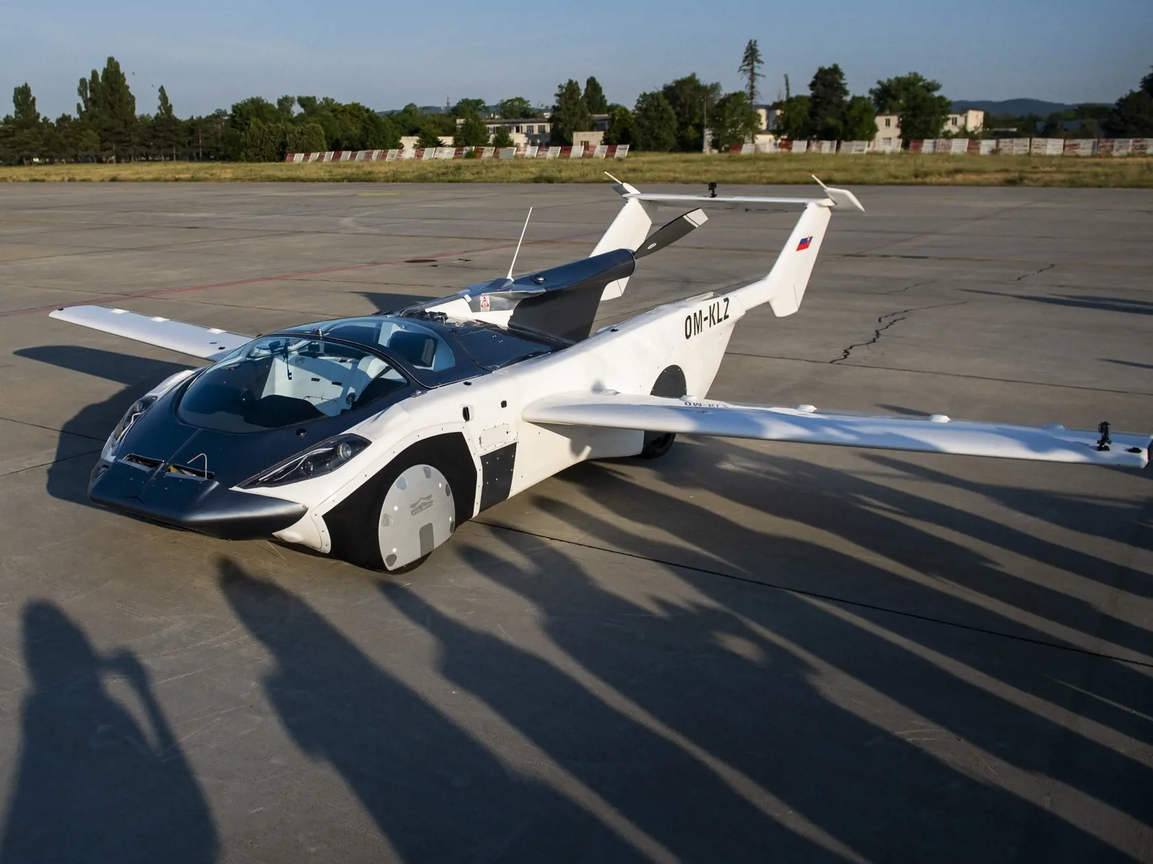 Svetová premiéra príletu lietajúceho auta Aircar - prvýkrát na svete absolvuje lietajúce auto let medzi dvoma medzinárodnými letiskami - z Nitry do Bratislavy. Na snímke prílet lietajúceho auta Aircar pilotovaného jeho tvorcom Štefanom Kleinom z Nitry na Letisko Milana Rastislava Štefánika v Bratislave 28. júna 2021. FOTO TASR - Jaroslav Novák
