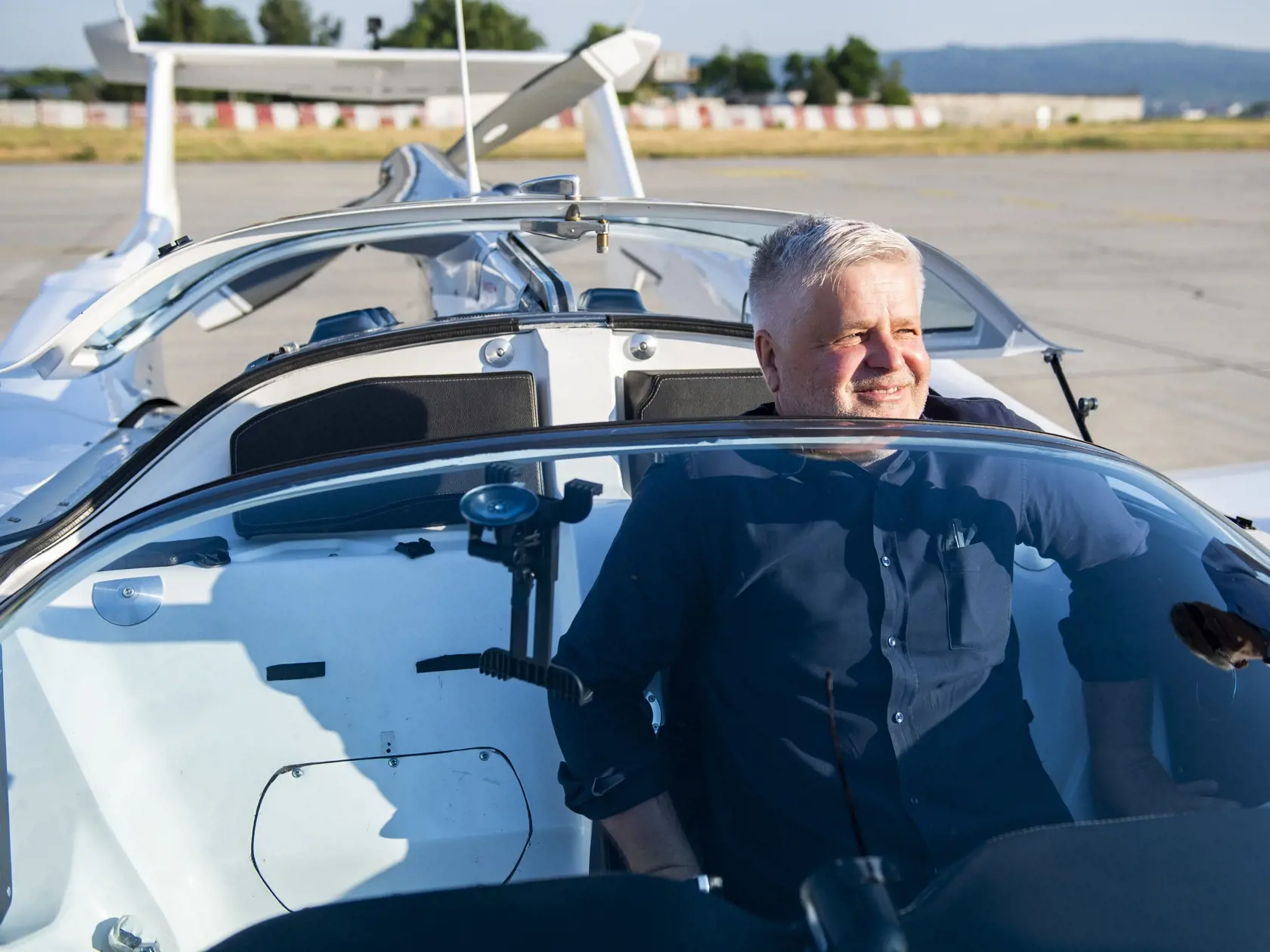 Svetová premiéra príletu lietajúceho auta Aircar - po prvý raz na svete absolvuje lietajúce auto let medzi dvoma medzinárodnými letiskami - z Nitry do Bratislavy. Na snímke zhotoviteľ lietajúceho auta Aircar Štefan Klein po prílete z Nitry na Letisko Milana Rastislava Štefánika v Bratislave 28. júna 2021. FOTO TASR - Jaroslav Novák