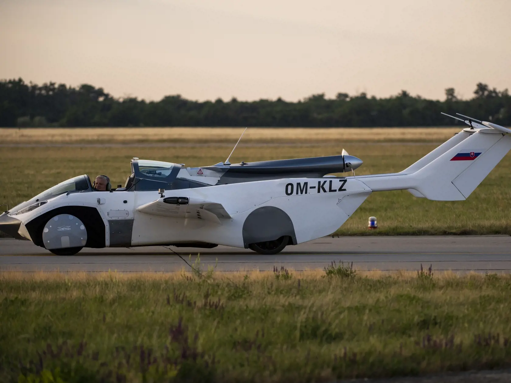 Svetová premiéra príletu lietajúceho auta Aircar - po prvý raz na svete absolvuje lietajúce auto let medzi dvoma medzinárodnými letiskami - z Nitry do Bratislavy. Na snímke prílet lietajúceho auta Aircar pilotovaného jeho tvorcom Štefanom Kleinom z Nitry na Letisko Milana Rastislava Štefánika v Bratislave 28. júna 2021. FOTO TASR - Jaroslav Novák