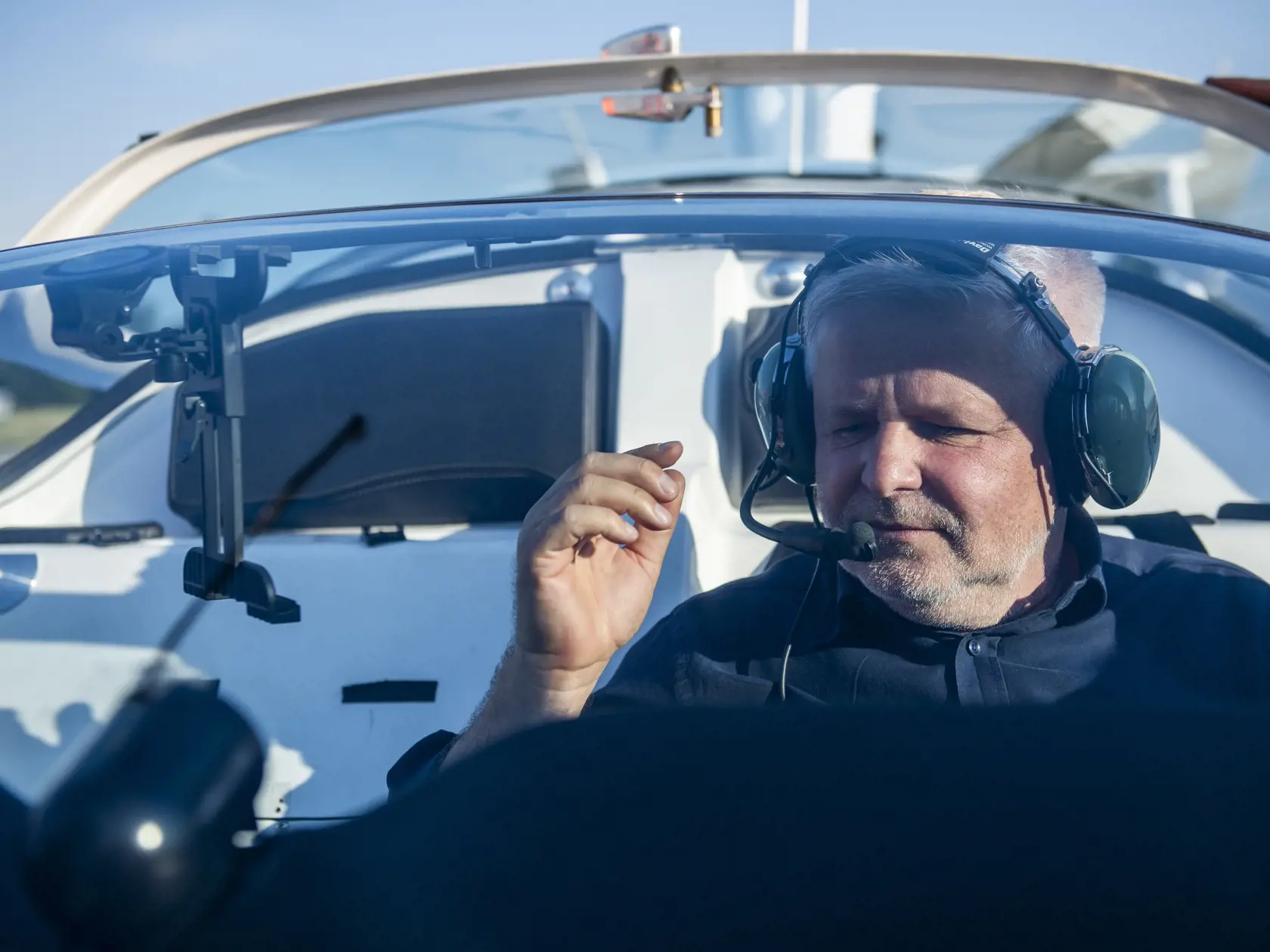 Svetová premiéra príletu lietajúceho auta Aircar - po prvý raz na svete absolvuje lietajúce auto let medzi dvoma medzinárodnými letiskami - z Nitry do Bratislavy. Na snímke zhotoviteľ lietajúceho auta Aircar Štefan Klein po prílete z Nitry na Letisko Milana Rastislava Štefánika v Bratislave 28. júna 2021. FOTO TASR - Jaroslav Novák