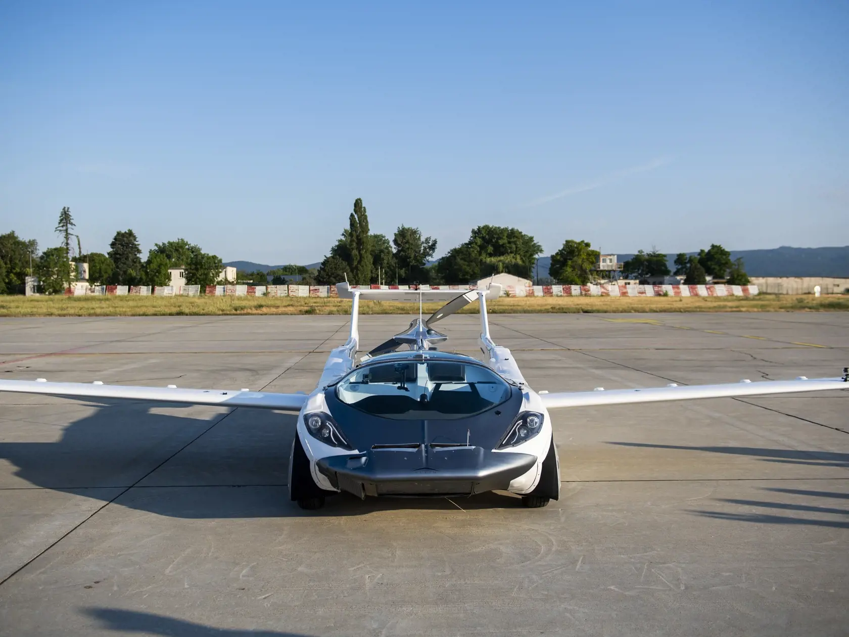 Svetová premiéra príletu lietajúceho auta Aircar - po prvý raz na svete absolvuje lietajúce auto let medzi dvoma medzinárodnými letiskami - z Nitry do Bratislavy. Na snímke lietajúce auto Aircar po prílete z Nitry na Letisko Milana Rastislava Štefánika v Bratislave 28. júna 2021. FOTO TASR - Jaroslav Novák