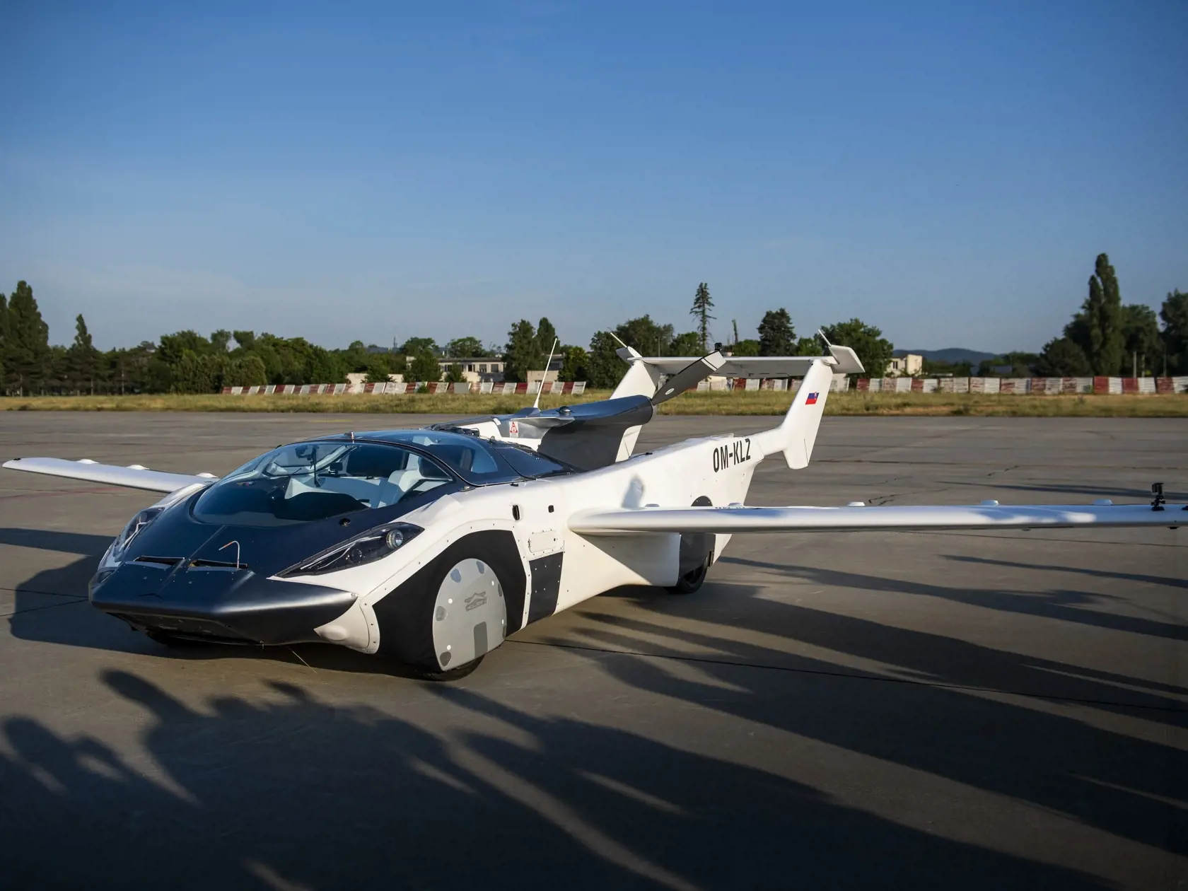 Svetová premiéra príletu lietajúceho auta Aircar - po prvý raz na svete absolvuje lietajúce auto let medzi dvoma medzinárodnými letiskami - z Nitry do Bratislavy. Na snímke prílet lietajúceho auta Aircar pilotovaného jeho tvorcom Štefanom Kleinom z Nitry na Letisko Milana Rastislava Štefánika v Bratislave 28. júna 2021. FOTO TASR - Jaroslav Novák