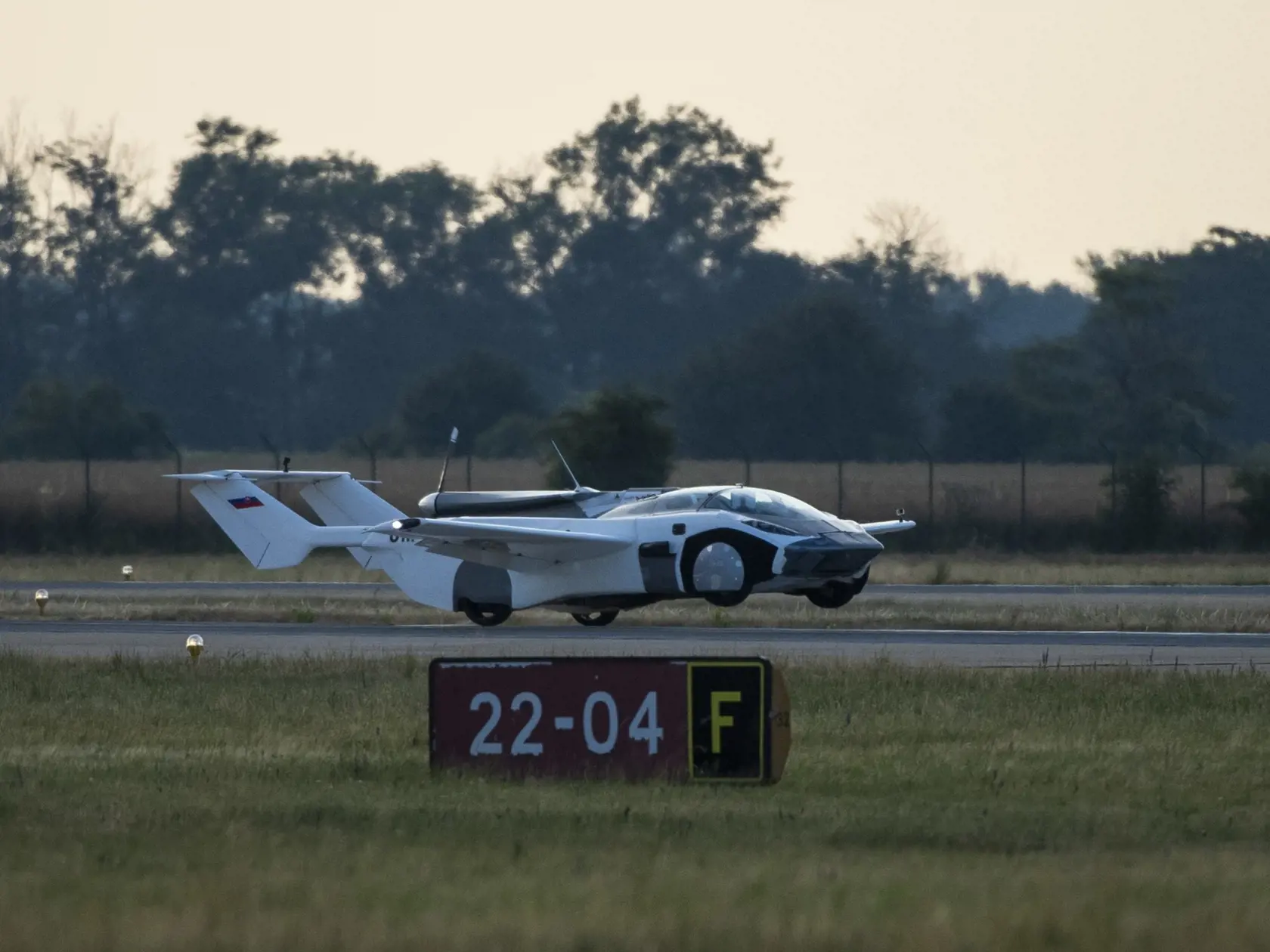 Svetová premiéra príletu lietajúceho auta Aircar - po prvý raz na svete absolvuje lietajúce auto let medzi dvoma medzinárodnými letiskami - z Nitry do Bratislavy. Na snímke prílet lietajúceho auta Aircar pilotovaného jeho tvorcom Štefanom Kleinom z Nitry na Letisko Milana Rastislava Štefánika v Bratislave 28. júna 2021. FOTO TASR - Jaroslav Novák