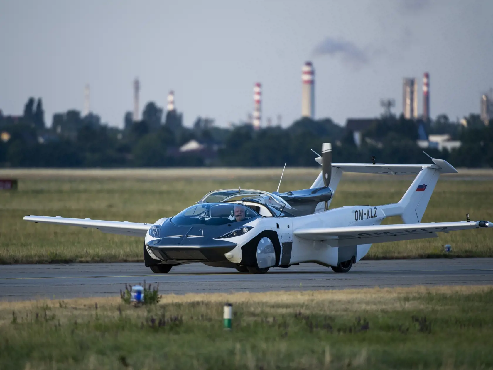 Svetová premiéra príletu lietajúceho auta Aircar - po prvý raz na svete absolvuje lietajúce auto let medzi dvoma medzinárodnými letiskami - z Nitry do Bratislavy. Na snímke prílet lietajúceho auta Aircar pilotovaného jeho tvorcom Štefanom Kleinom z Nitry na Letisko Milana Rastislava Štefánika v Bratislave 28. júna 2021. FOTO TASR - Jaroslav Novák