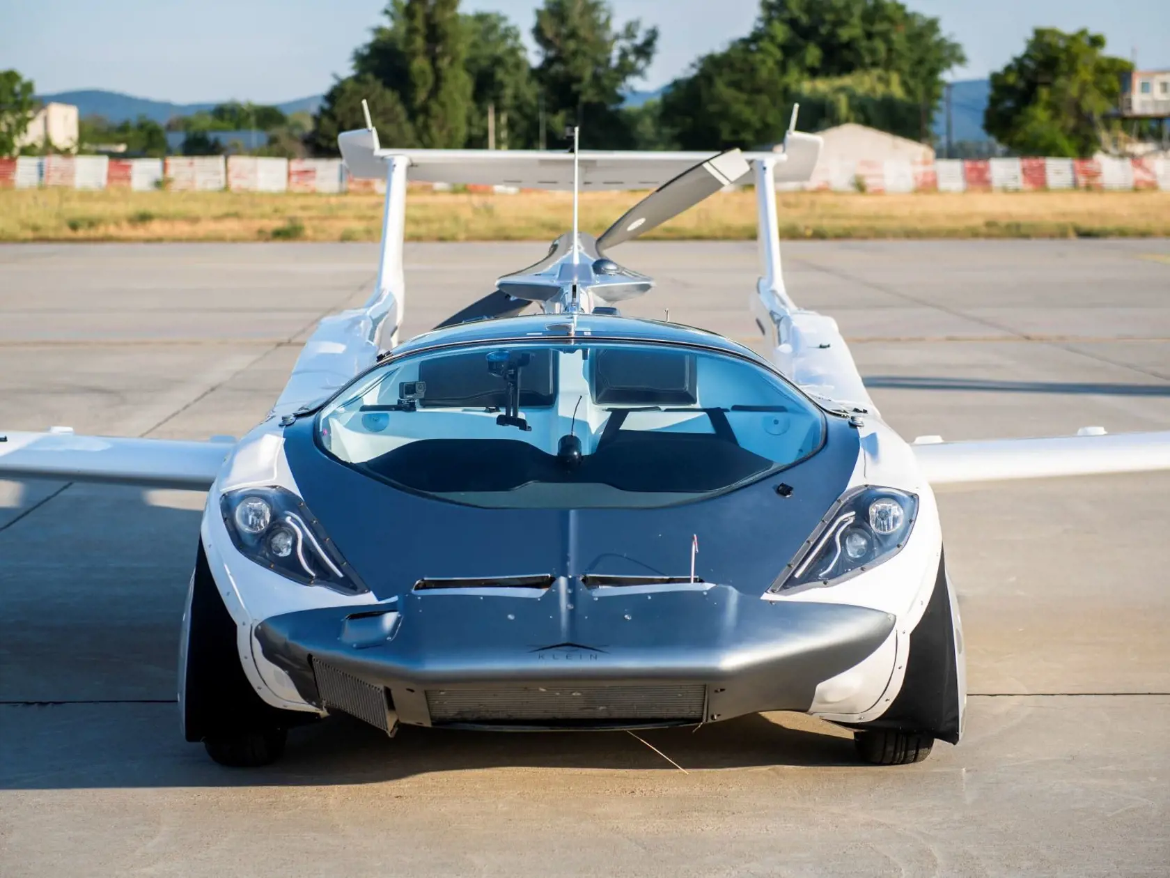 Lietajúce auto Aircar po prvý raz absolvovalo let medzi dvoma medzinárodnými letiskami