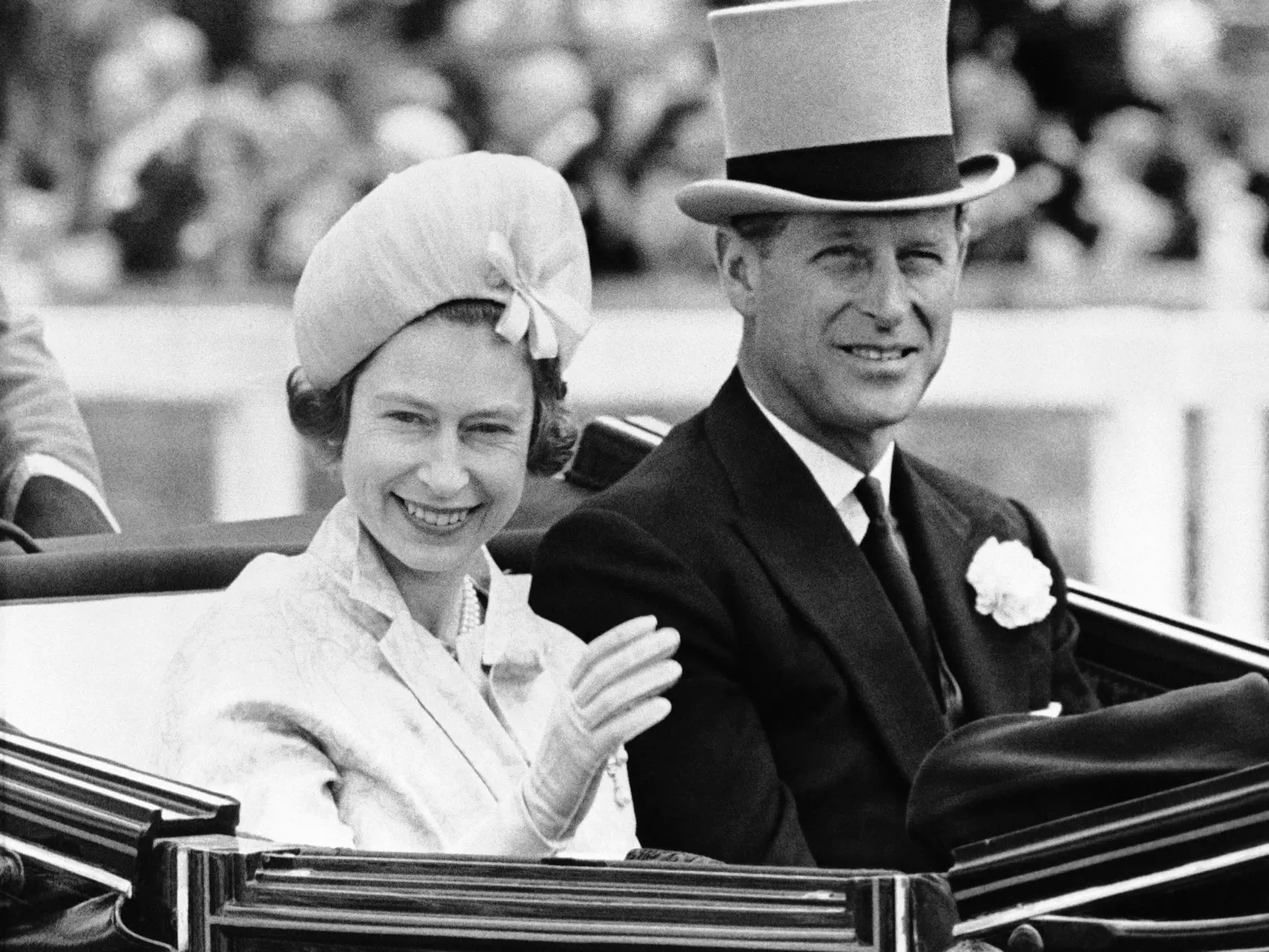 Na archívnej snímke z 19. júna 1962 britský princ Philip a jeho manželka britská kráľovná Alžbeta II. prichádzajú na kráľovské konské dostihy v Ascote.  Britský princ Philip, manžel kráľovnej Alžbety II., zomrel v piatok 9. apríla 2021 vo veku 99 rokov. Oznámil to Buckinghamský palác.  "Jeho kráľovská výsosť zomrela dnes ráno pokojne na Windsorskom zámku," dodal palác s tým, že ďalšie informácie zverejnia v náležitom čase. FOTO TASR/AP
