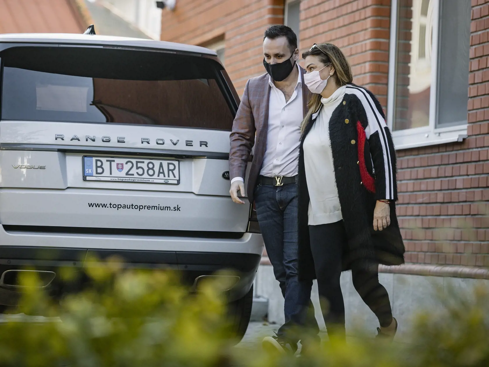 Na snímke europoslankyňa Monika Beňová odchádza spoločne so svojim partnerom, 36-ročným advokátom Ľubomír Klčom a ich spoločnou dcérou Leou z bratislavskej pôrodnice Koch.