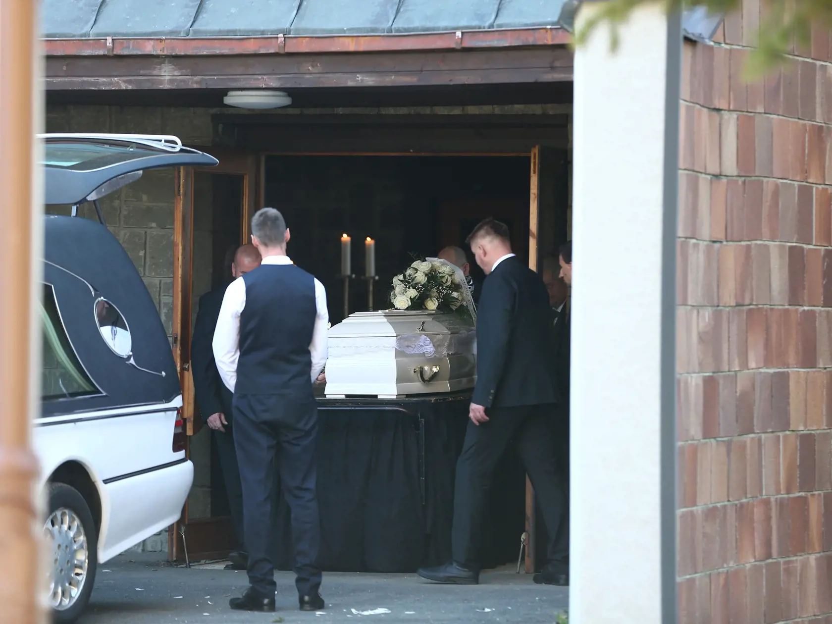 Posledná rozlúčka s nadanou študentkou Broňou. V sobotu (8.10.) sa rozlúčili rodiny Mareka a Brone so svojími milovanými deťmi, vnúčatami, a súrodencami. Ich mladé životy vyhasli vinou opitého vodiča.