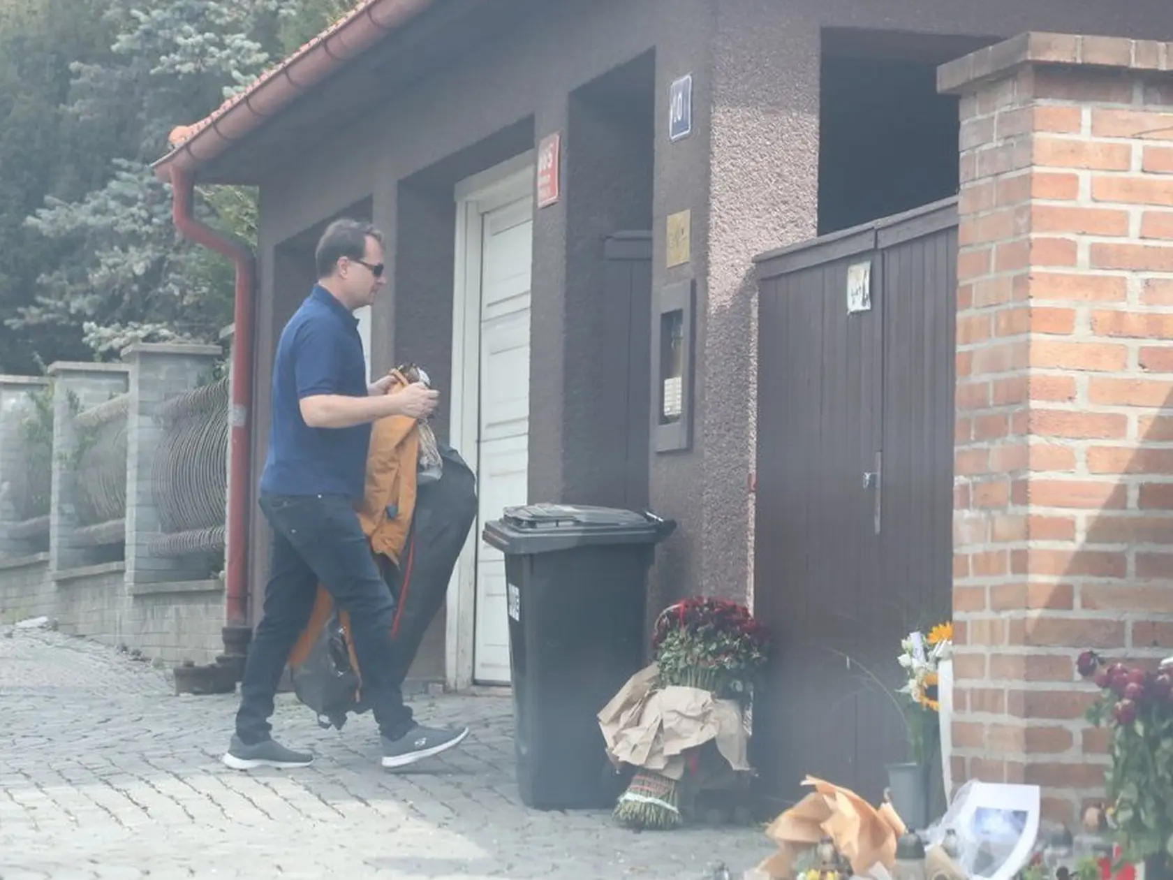 Pred vilou Slováčkovcov.