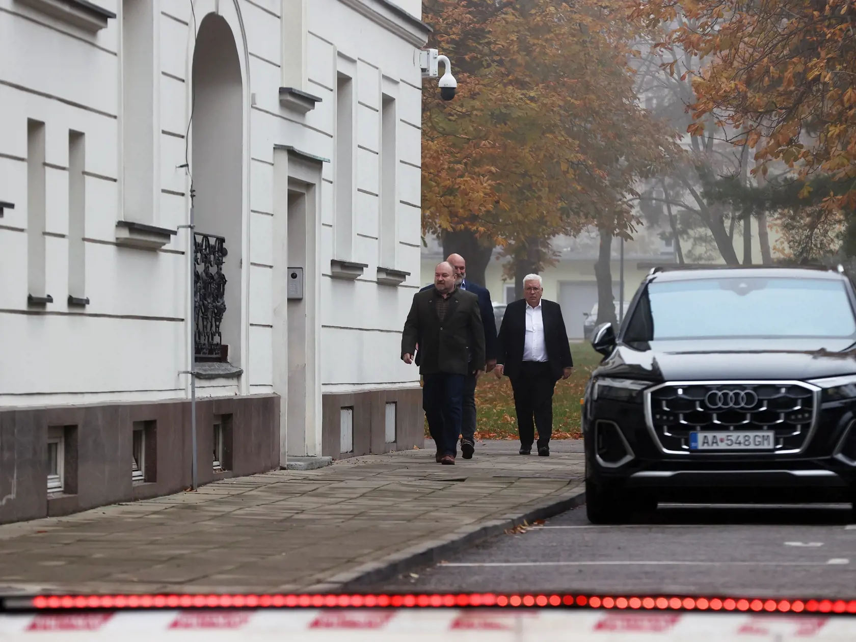 Na snímke je predseda Národnej koalície Rudolf Huliak s poslancami Ivanom Ševčíkom a Pavlom Ľuptákom na ceste na  Úrad vlády.