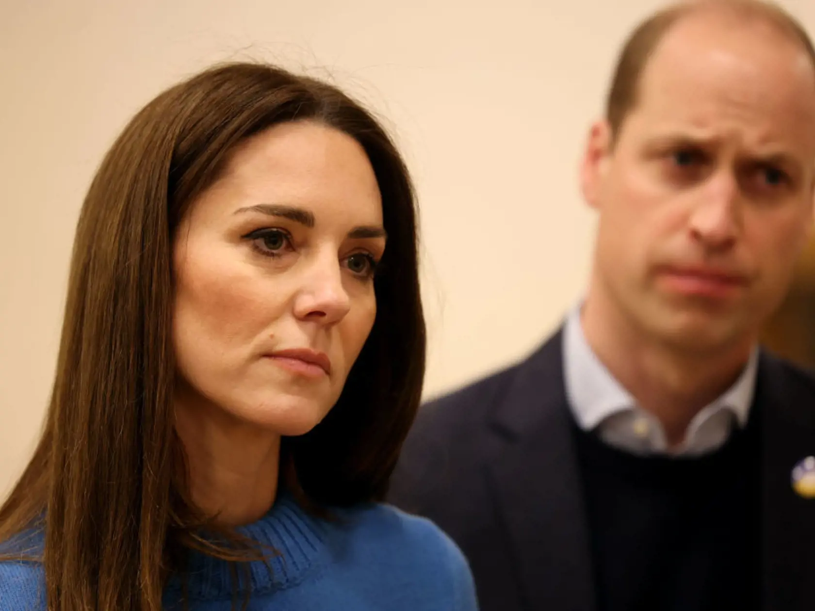 Spolupatričnosť Ukrajincom vyjadril kráľovský pár aj malými odznakmi v tvare srdca v ukrajinských farbách. Vojvodkyňa Kate si dokonca pri tejto príležitosti obliekla modrý sveter vo farbe ukrajinskej vlajky.