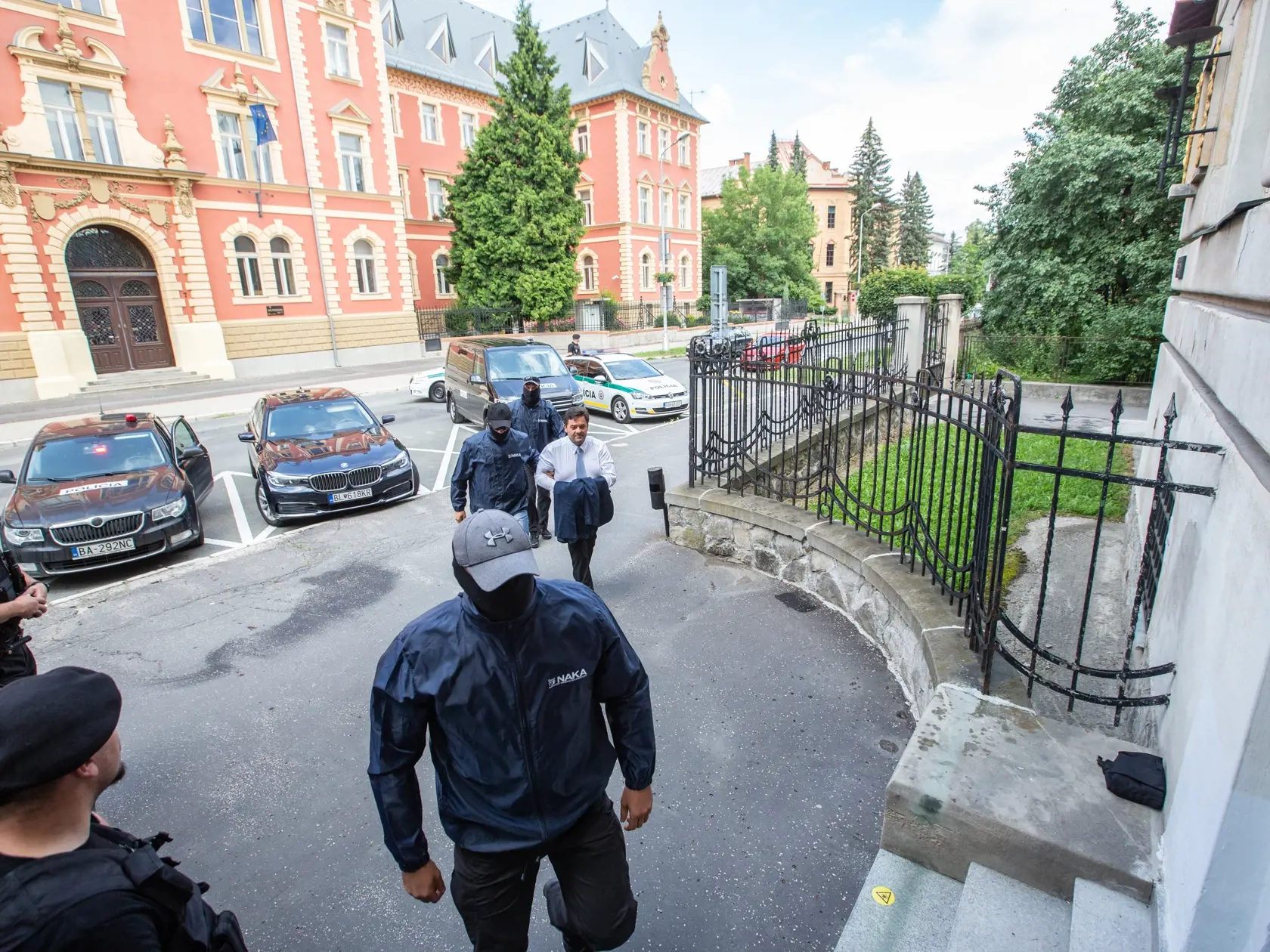 Rozhodovanie o väzbe Mariana Kočnera a Pavla Ruska na Špecializovanom súde v Banskej Bystrici.