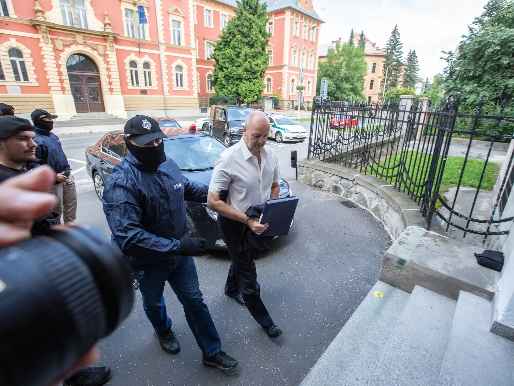 Rozhodovanie o väzbe Mariana Kočnera a Pavla Ruska na Špecializovanom súde v Banskej Bystrici.