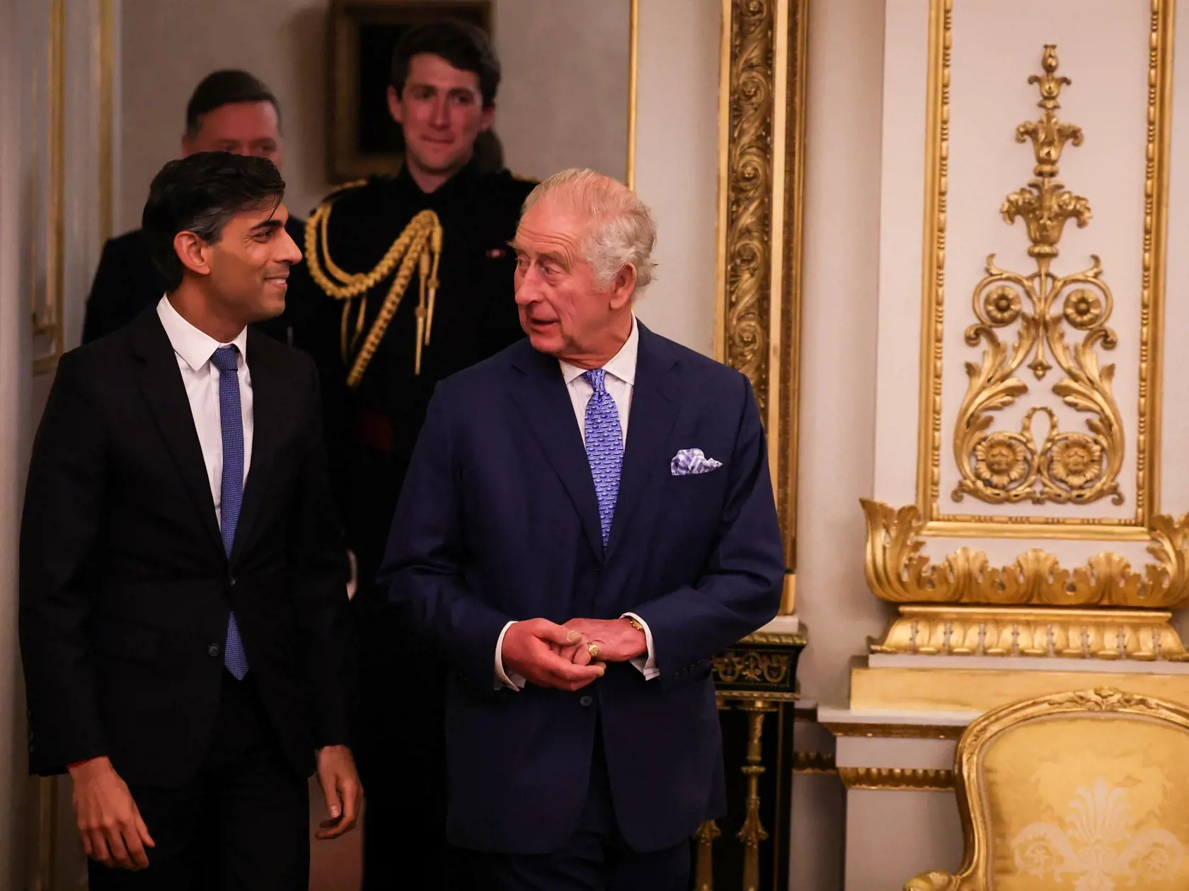Britský premiér Rishi Sunak vyhlásil: "Prajem Jeho Veličenstvu úplné a skoré uzdravenie. Nepochybujem o tom, že bude čoskoro späť v plnej sile a viem, že celá krajina mu bude priať všetko dobré."