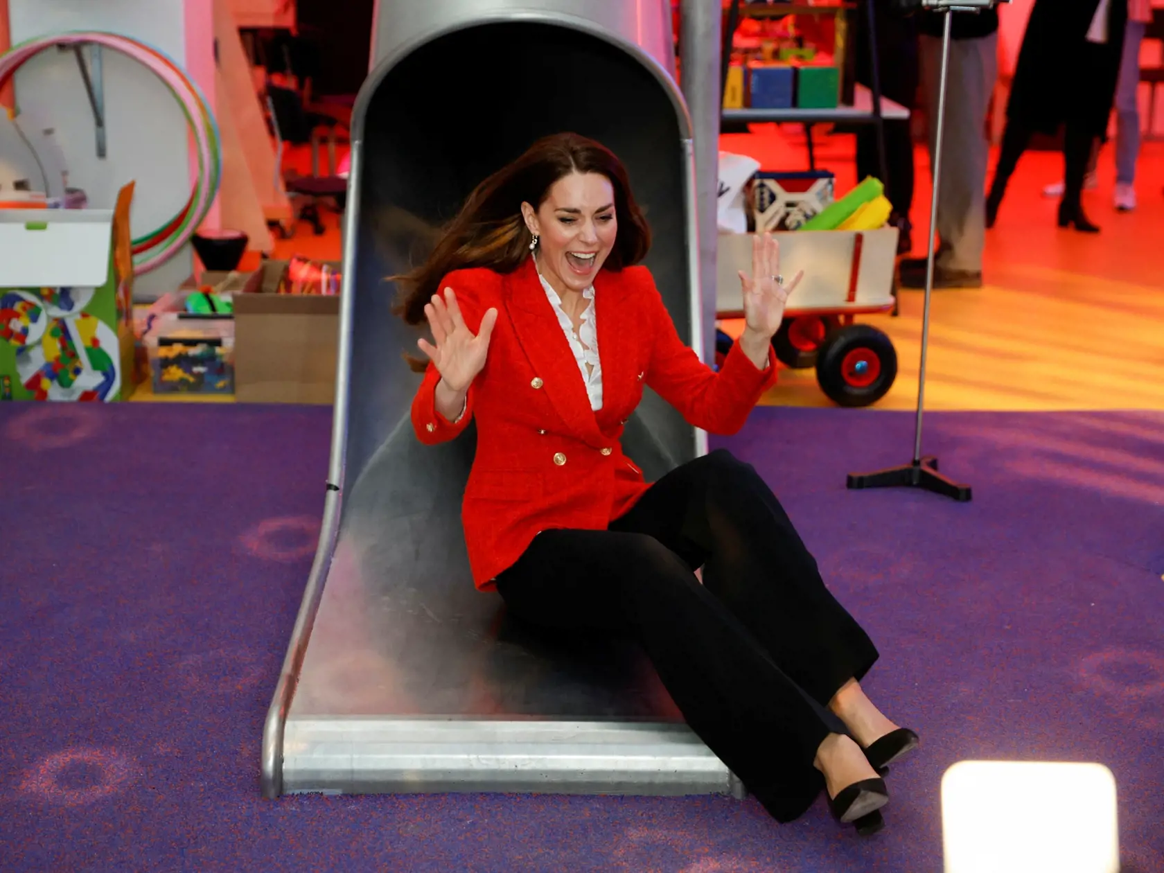 Vojvodkyňa Kate (40) navštívila v rámci Kráľovskej nadácie pre rané detstvo, ktorej je patrónkou, na dva dni Dánsko, kde sa venovala tejto problematike. Navštívila tzv. „hravé laboratórium“ výrobcu stavebníc Lego, stretla sa s rodičmi malých detí (pričom uviedla, že vždy v takýchto chvíľach sama túži po štvrtom potomkovi) a nakoniec absolvovala aj návštevu u dánskej korunnej princeznej Mary.
