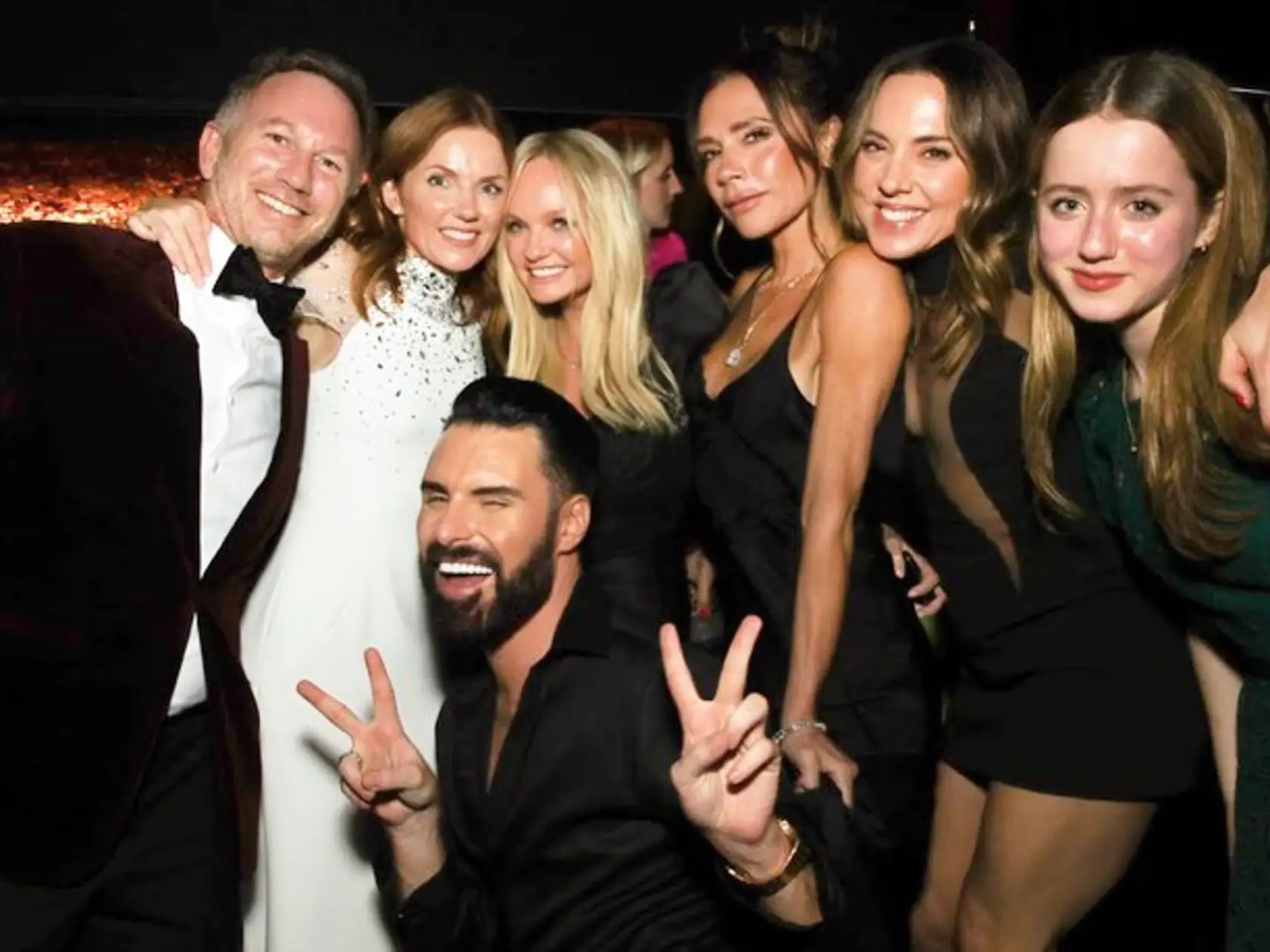 Geri Horner si užila oslavu 50. narodenín so svojimi milovanými. (Zľava: Gerin manžel Christian Horner, Geri, Emma Bunton, Victoria Beckham, Mel C a Gerina dcéra Bluebell)