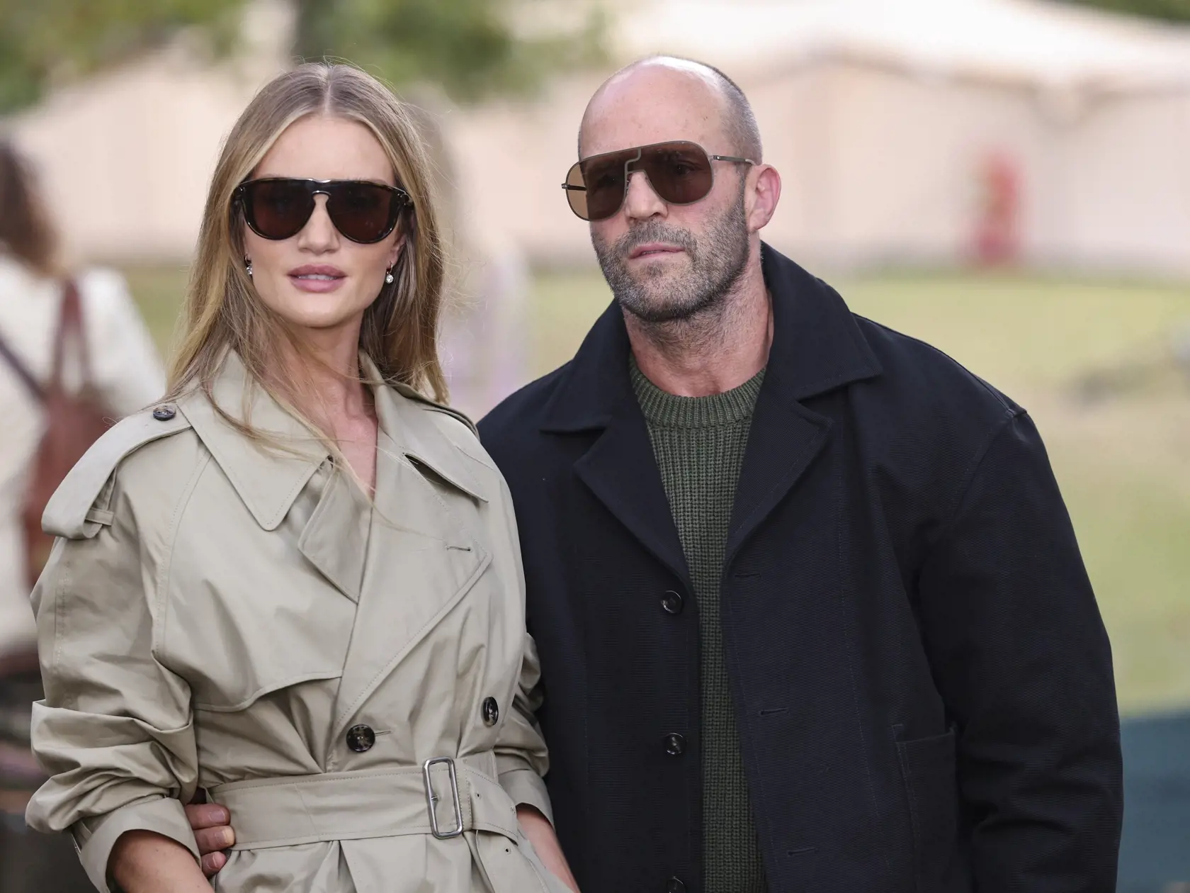 EBE 19 Londýn - Na snímke sprava britský akčný herec Jason Statham a jeho partnerka Rosie Huntington-Whiteleyová pózujú fotografom počas príchodu na módnu prehliadku Burberry Spring Summer 2024 v Londýne v pondelok 18. septembra 2023. FOTO TASR/AP

Rosie Huntington-Whiteley, left, and Jason Statham pose for photographers upon arrival at the Burberry Spring Summer 2024 fashion show on Monday, Sept. 18, 2023 in London. (Vianney Le Caer/Invision/AP)