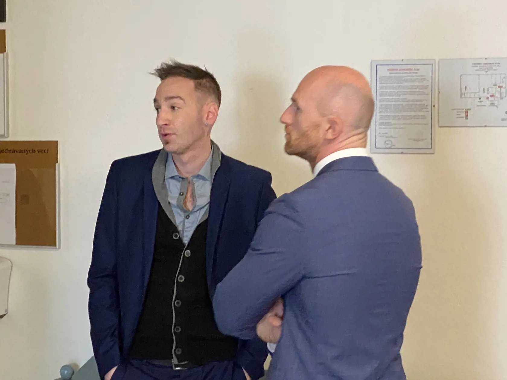 Obžalovaný príležitostný herec Martin Durkáč na chodbe súdu so svojim obhajcom.