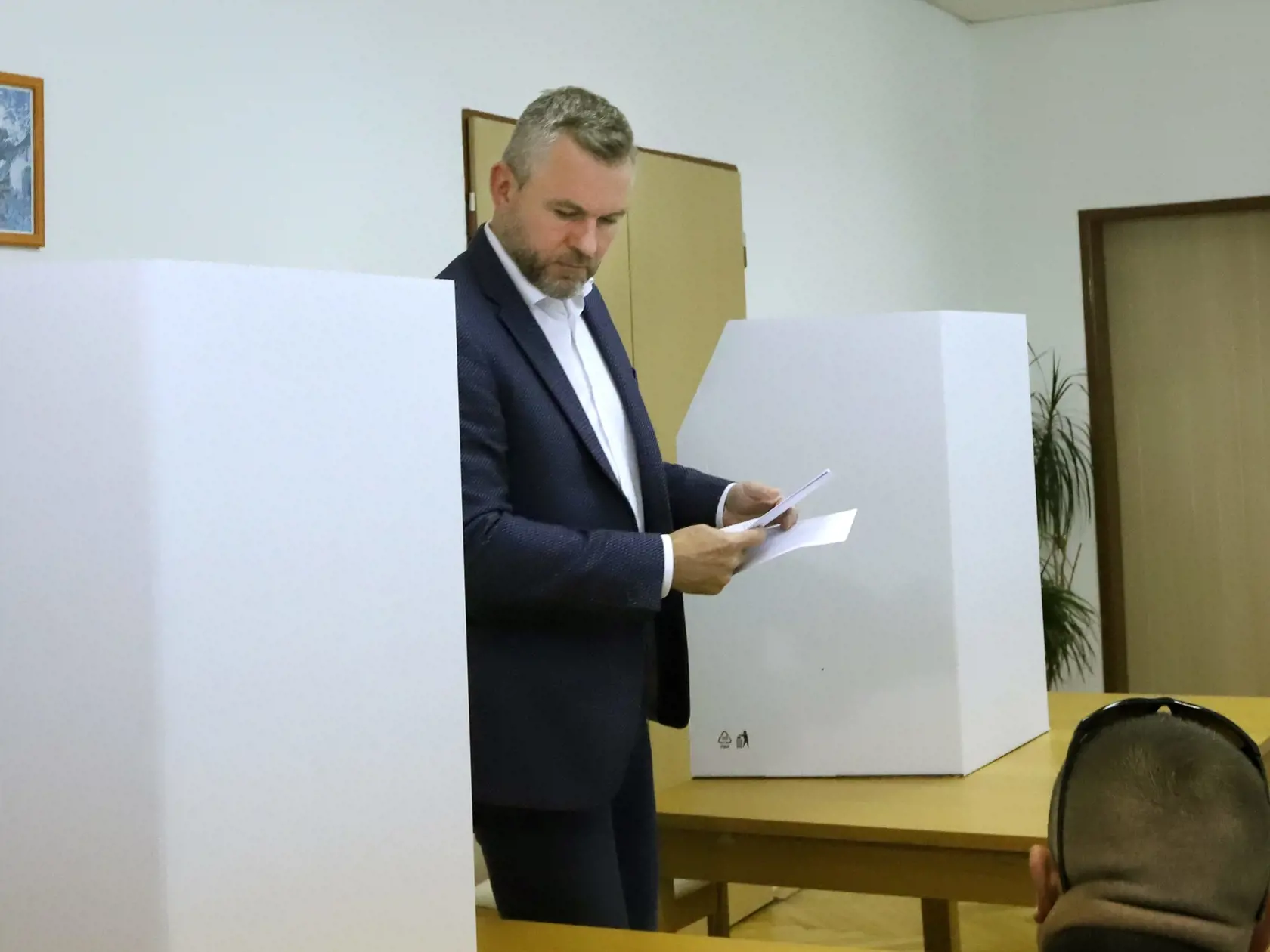 Peter Pellegrini volil v miestnom kultúrnom dome na Králikoch pri Banskej Bystrici.