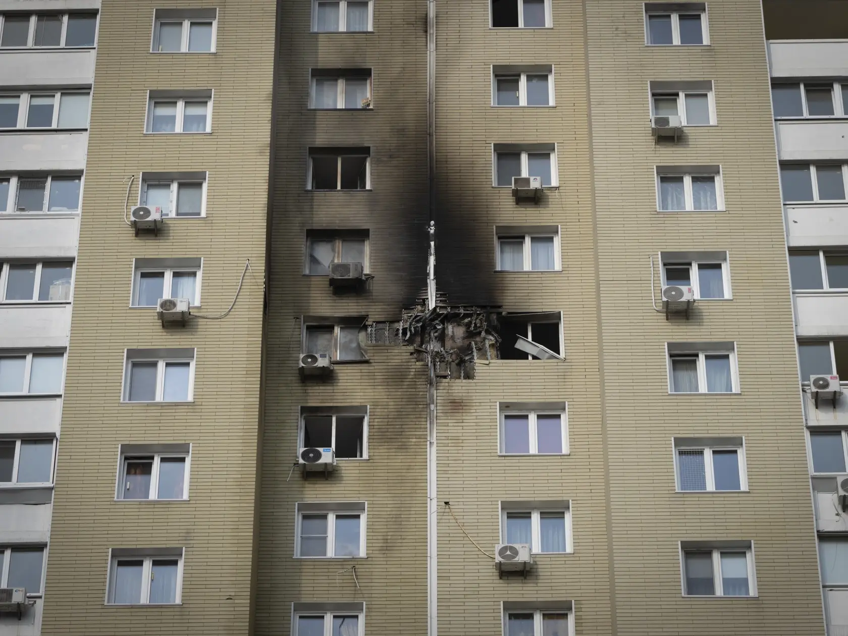 WA 53 Kyjev - Na snímke viacposchodová obytná budova po nočnom dronovom útoku ruskej armády v ukrajinskej metropole Kyjev v nedeľu 23. marca 2025. FOTO TASR/AP  


A view of the damaged apartment in a multi-storey house after Russia's night drone attack in Kyiv, Ukraine, Sunday, March 23, 2025. (AP Photo/Efrem Lukatsky)