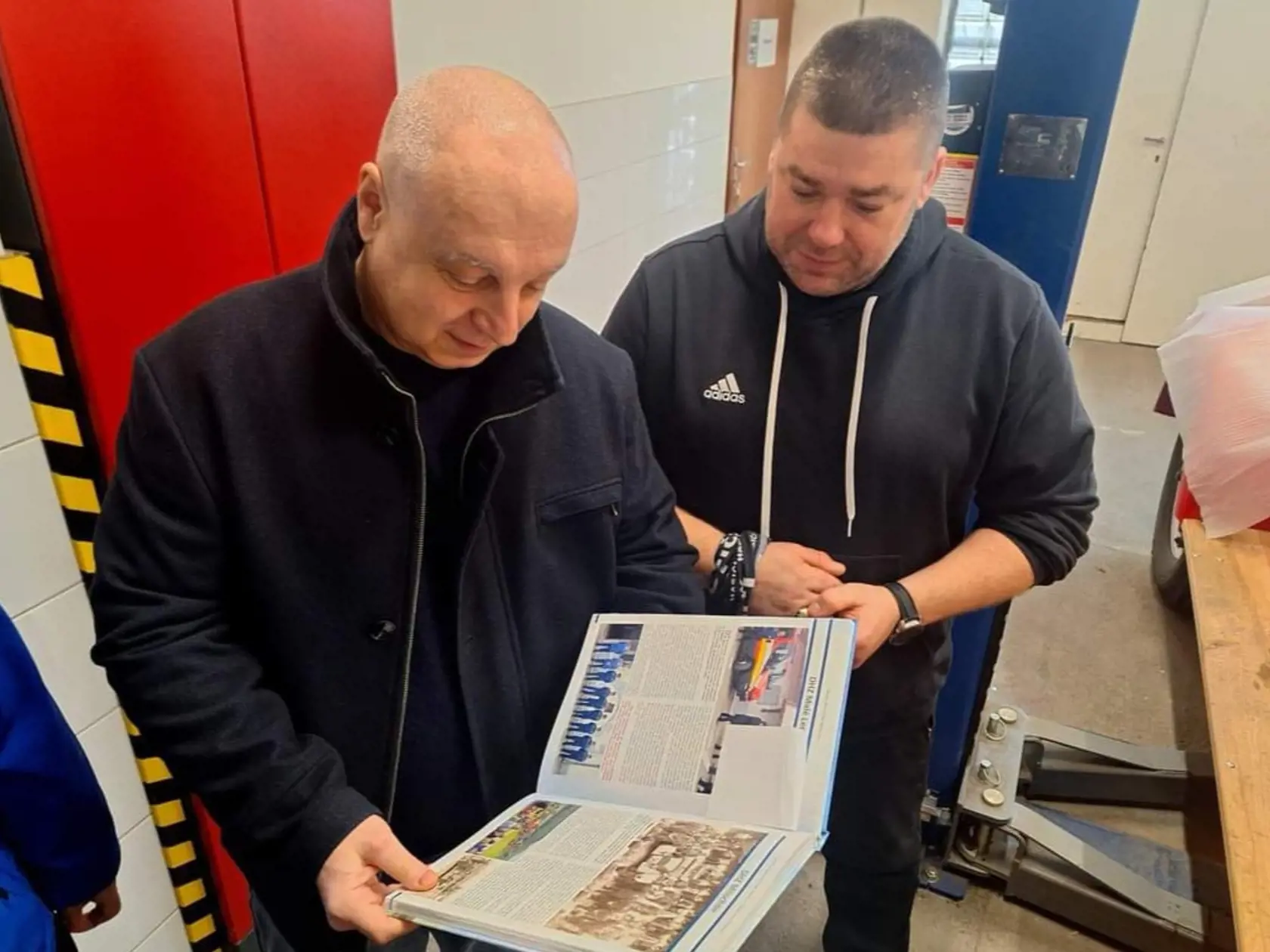 Na hasičské auto, ktoré práve prechádza výraznou omladzovacou kúrou sa prišiel pozrieť aj primátor mesta Považská Bystrica Karol Janas (vľavo).