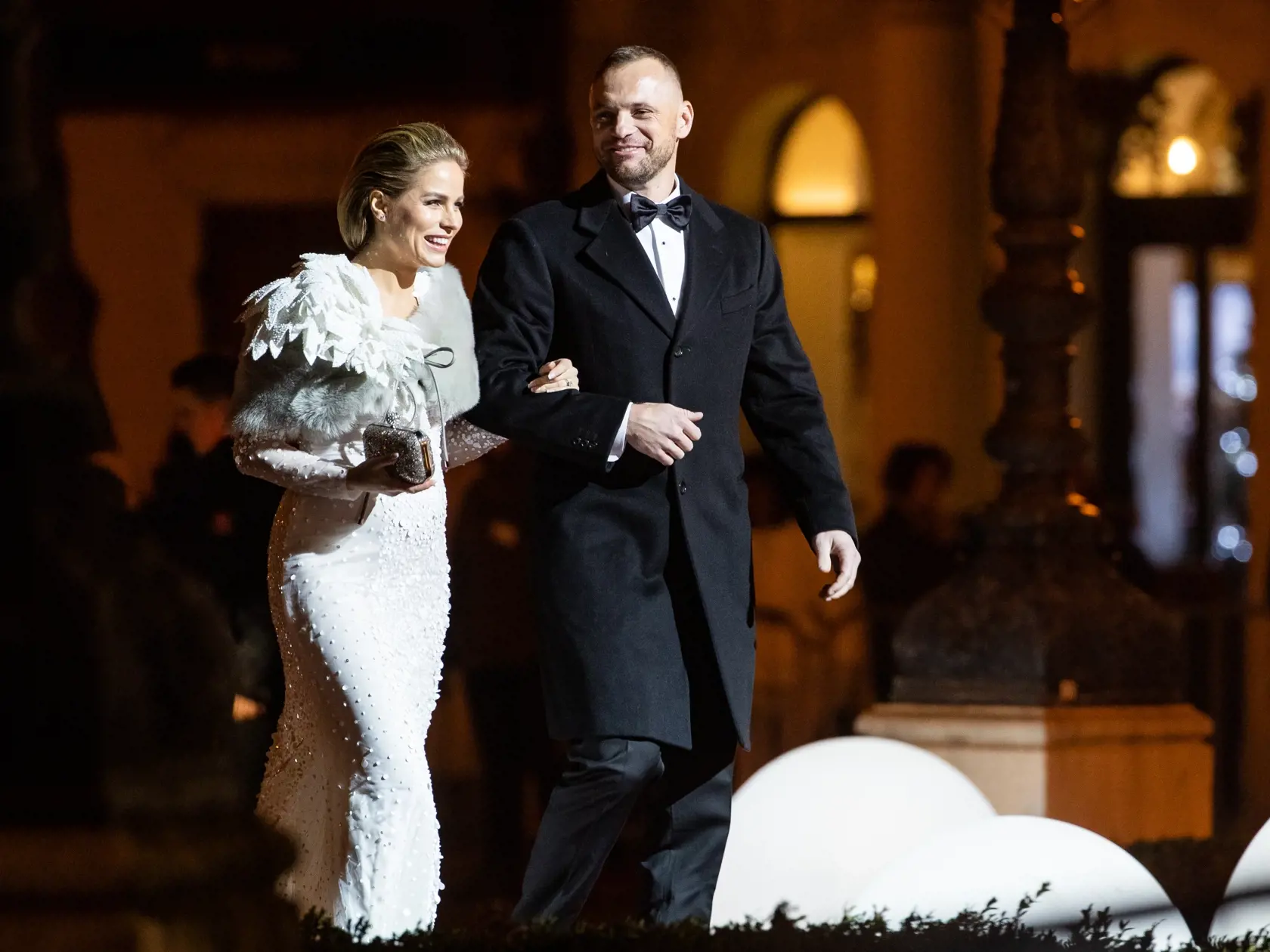 Príchod hostí na 20. dobročinný Ples v opere, ktorý sa konal tradične v starej budove Slovenského národného divadla v Bratislave. Na snímke Marián Gáborík a Ivana Gáborík.