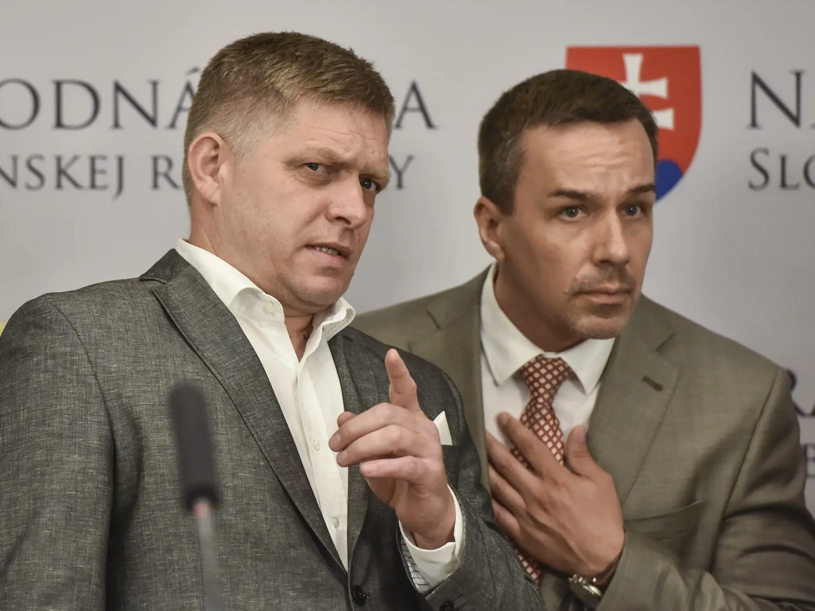 Na snímke zľava predseda strany SMER - SD Robert Fico a člen Výboru Národnej rady SR pre sociálne veci Erik Tomáš
