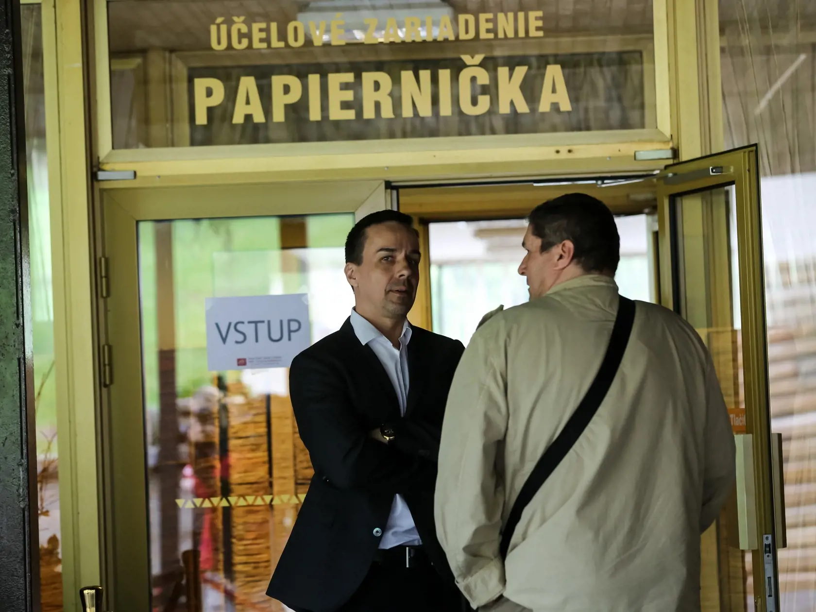 Ficova pravá ruka a mediálny poradca Erik Tomáš nie je členom strany. Napriek tomu na snem prišiel. "Som tu kvôli vám," povedal novinárom.