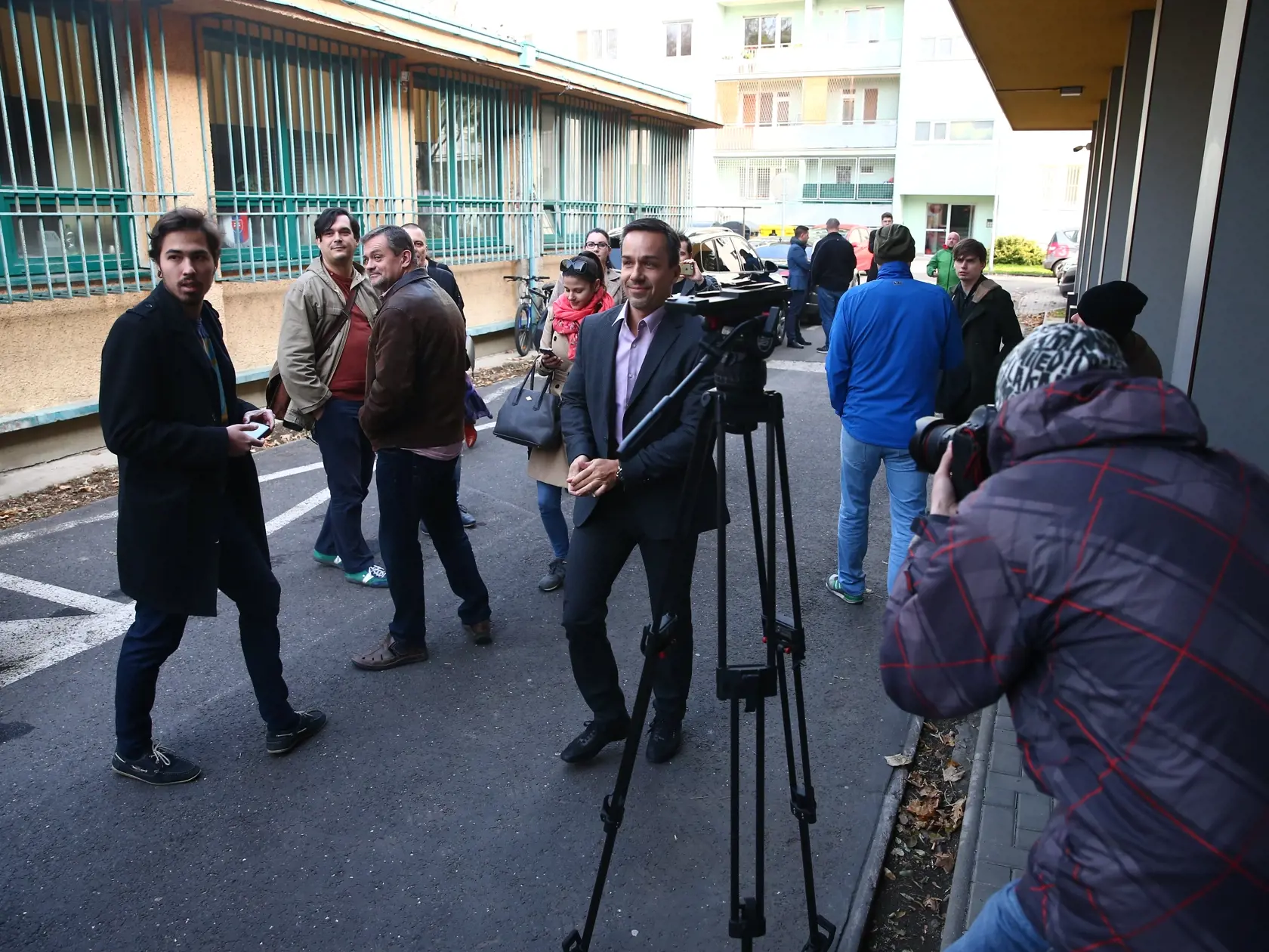 Erik Tomáš prichádza na pracovný obed vedenia smeru po voľbách do VÚC.