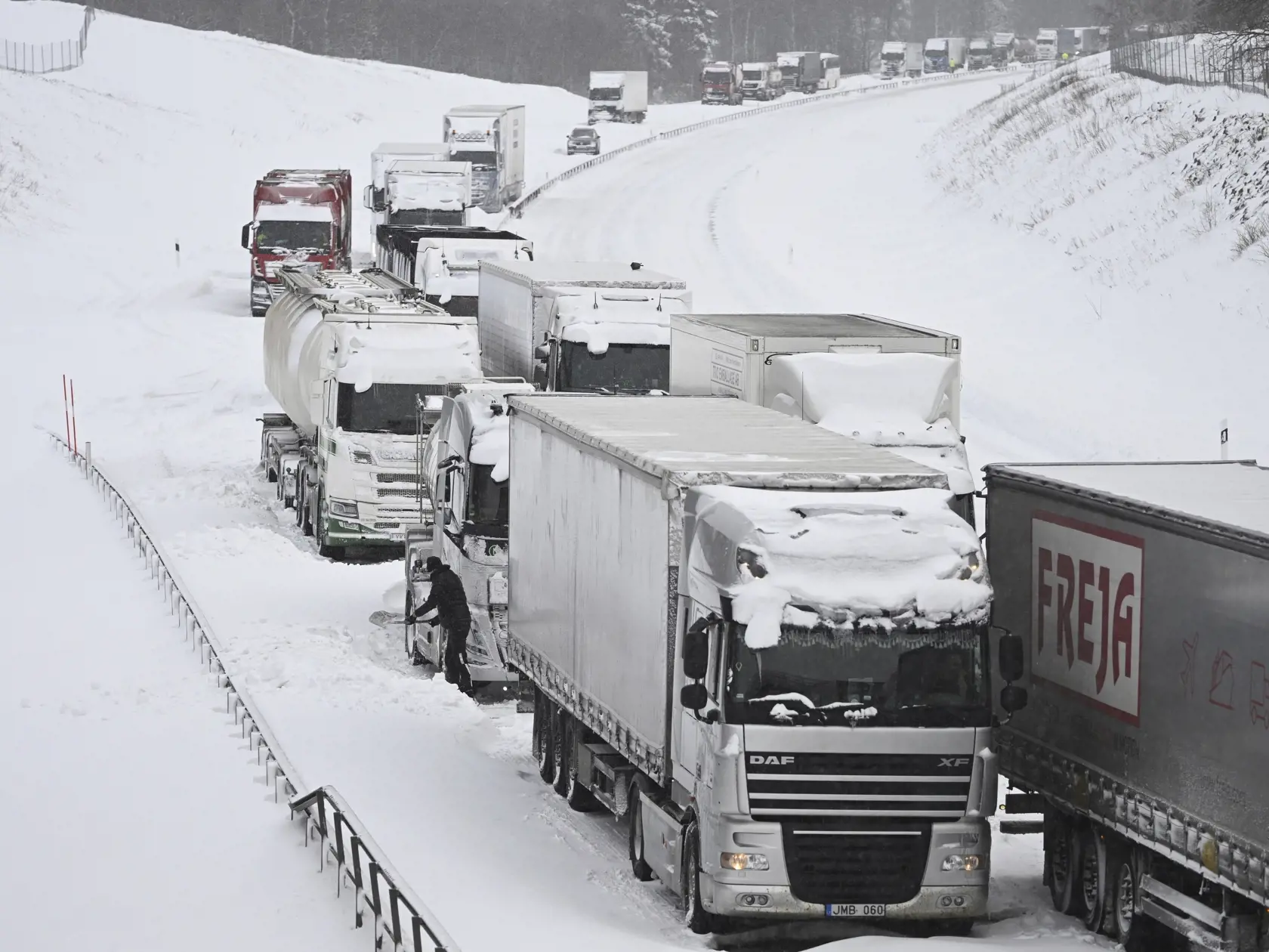 KK25 Linderöd - Veľký počet kamiónov uviazol na diaľnici E22 kvôli veľkému množstvu snehu pri Linderöde na juhu Švédska, vo štvrtok 4. januára 2024. FOTO TASR/AP 

A large number of trucks are still stuck on the E22 at Linderöd in southern Sweden, Thursday, Jan. 4, 2024. Hundreds of cars were stuck in queues on Thursday night due to large amounts of snow that had fallen on the roadway and restricted access, according to the police. (Johan Nilsson/TT News Agency via AP)