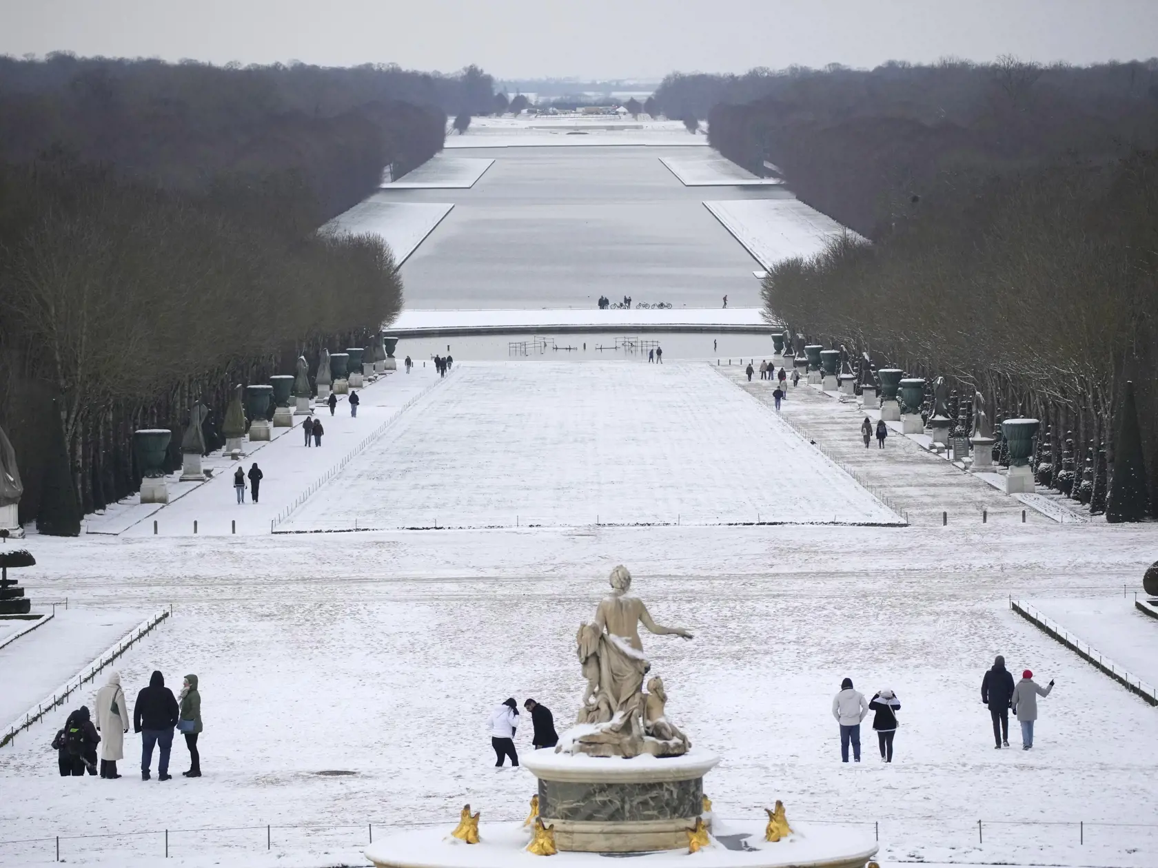 KK34 Versailles - Turisti sa prechádzajú v záhradách zámku Versailles pri Paríži 9. januára 2024. Teploty tu klesli pod nula stupňou Celzia. FOTO TASR/AP
Tourists stroll in the gardens of the Chateau de Versailles Tuesday, Jan. 9, 2024 in Versailles, west of Paris, where temperatures fell under zero degree Celsius (32 degrees Fahrenheit). (AP Photo/Christophe Ena)