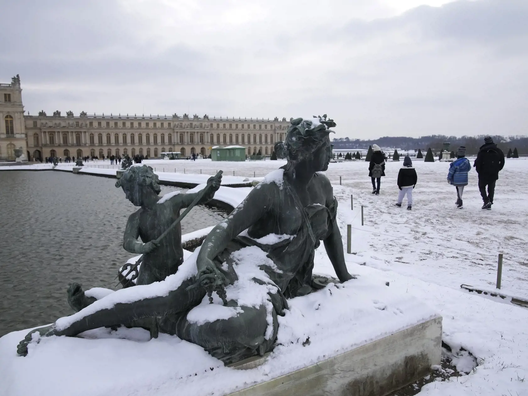 KK35 Versailles - Ľudia sa prechádzajú po zasnežených alejách zámku Versailles pri Paríži 9. januára 2024. Teploty tu klesli pod nula stupňou Celzia. FOTO TASR/AP
People walk in the snow-covered alleys of the Chateau de Versailles Tuesday, Jan. 9, 2024 in Versailles, west of Paris, where temperatures fell under zero degree Celsius (32 degrees Fahrenheit). (AP Photo/Christophe Ena)