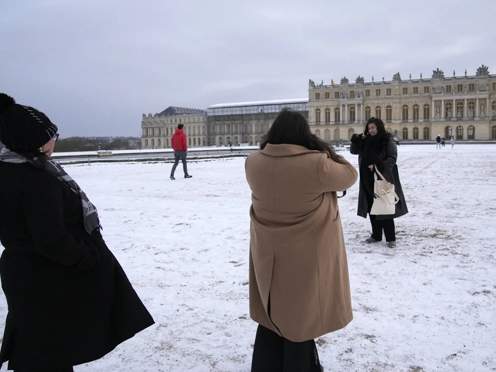 KK36 Versailles - Turisti sa fotia v zasneženom areáli zámku Versailles pri Paríži 9. januára 2024. Teploty tu klesli pod nula stupňou Celzia. FOTO TASR/AP
Tourists take pictures from a snow-covered alley of the Chateau de Versailles Tuesday, Jan. 9, 2024 in Versailles, west of Paris, where temperatures fell under zero degree Celsius (32 degrees Fahrenheit). (AP Photo/Christophe Ena)