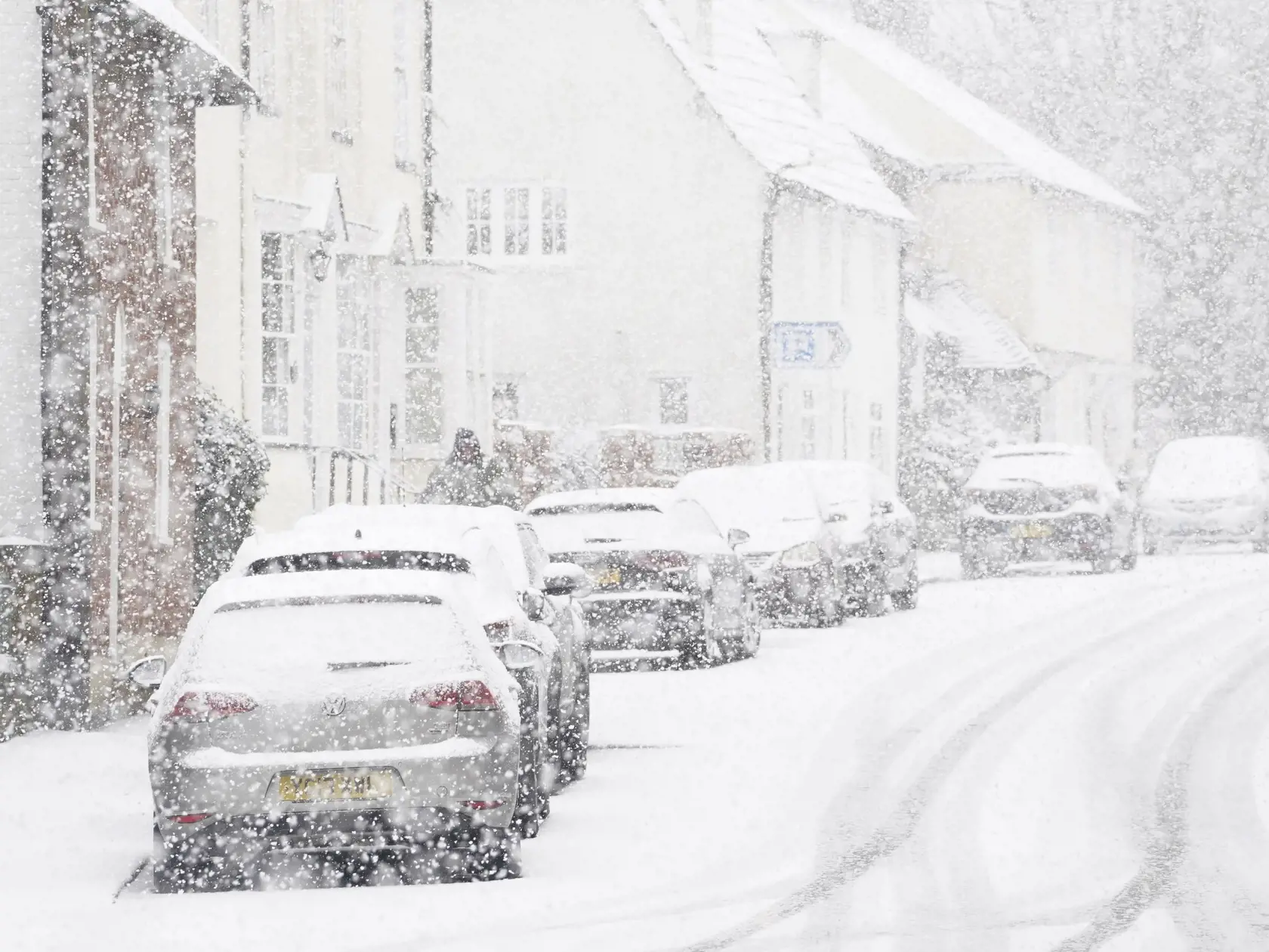 KK37 Lenham - Na snímke zaparkované autá počas snehovej nádielky v juhoanglickom meste Lenham 8. januára 2024. FOTO TASR/AP
Parked cars in a snow flurry in Lenham, south east England, Monday Jan. 8, 2024. Sleet and snow showers have been forecast for parts of the country on Monday as some regions are still trying to grapple with flooding following intense rainfall. (Gareth Fuller/PA via AP)
