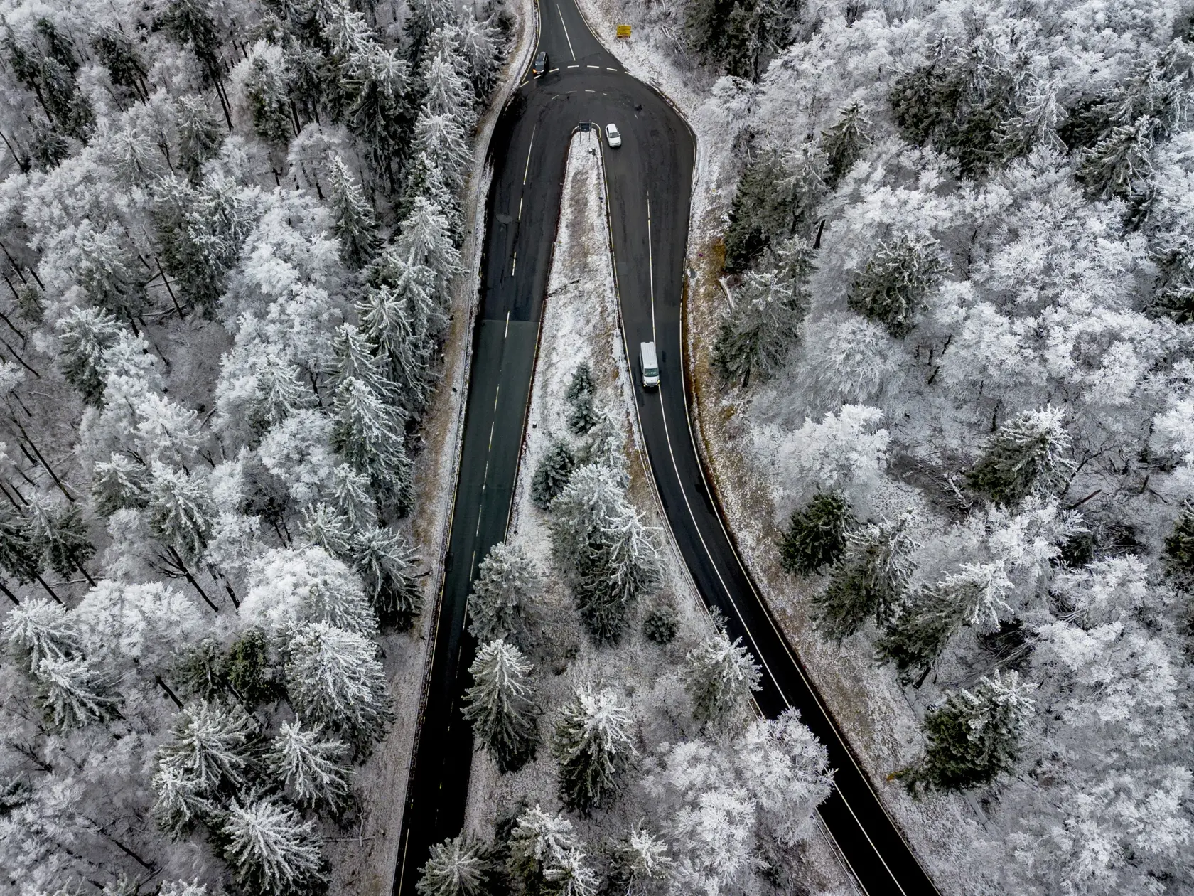 EBE 33 Frankfurt nad Mohanom - Autá jazdia na mierne zasnežený vrchol hory Feldberg neďaleko Frankfurtu nad Mohanom v Nemecku 14. januára 2024. FOTO TASR/AP

Cars drive up to the slightly snow covered top of the Feldberg mountain near Frankfurt, Germany, Sunday, Jan. 14, 2024. (AP Photo/Michael Probst)